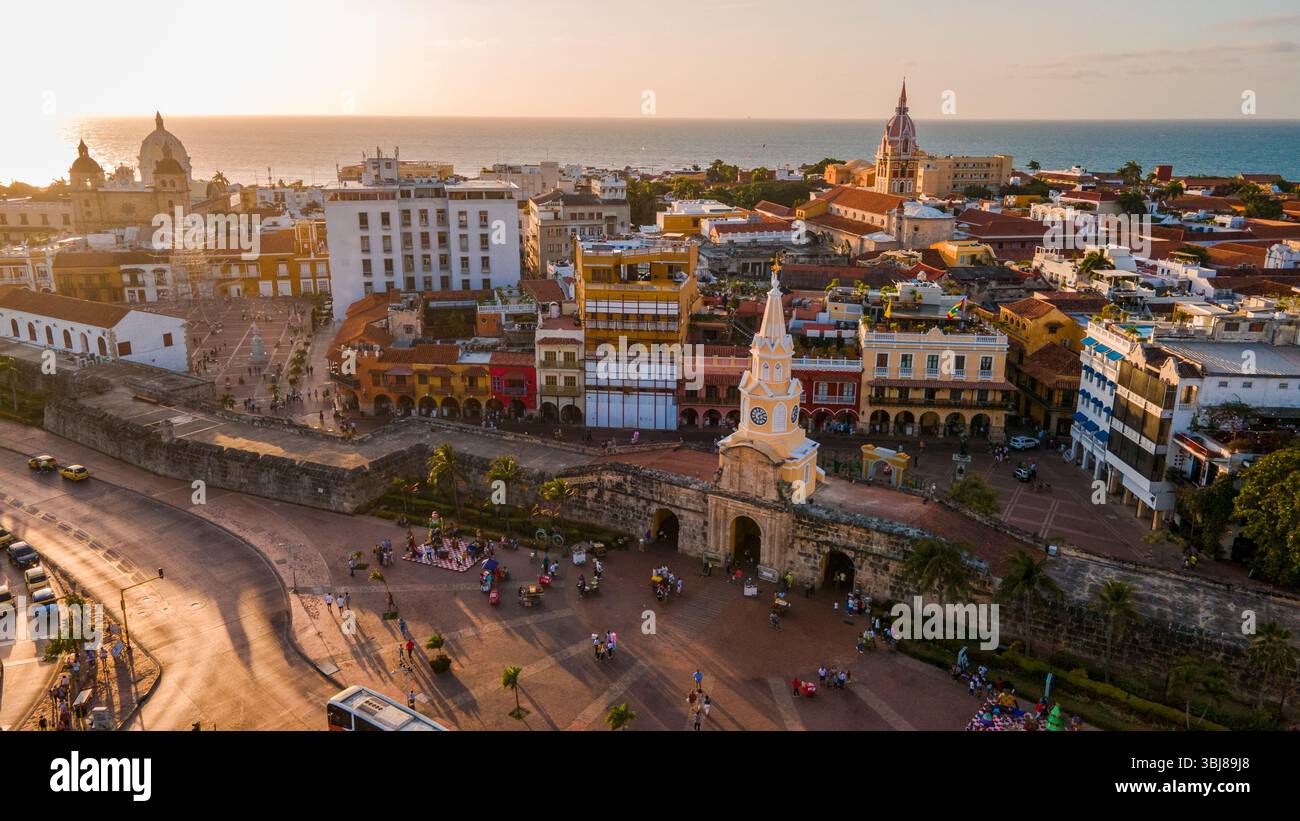 Atemberaubender Blick aus der Luft auf Cartagenas pulsierende Architektur und Küste bei Sonnenuntergang. Eine perfekte Darstellung von Cartagena, Bolivar, Kolumbien. Stockfoto