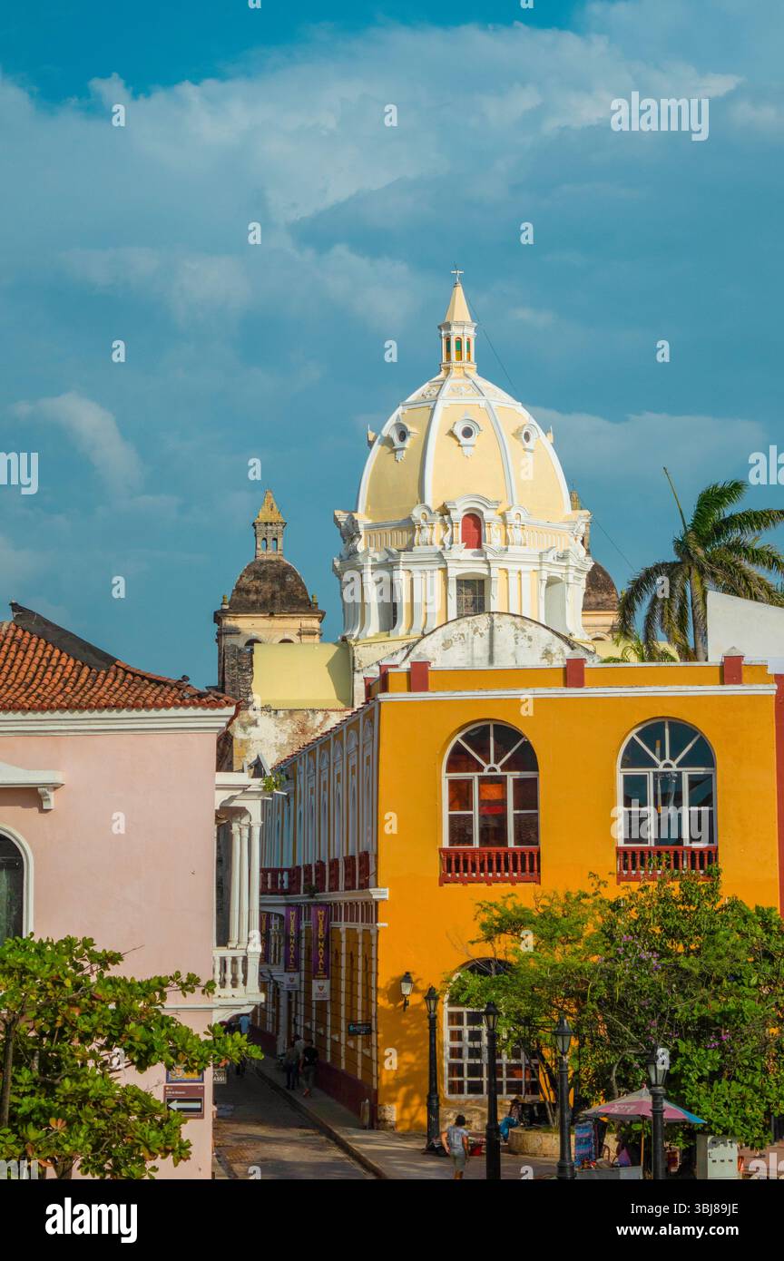 Farbenfrohe Gebäude und historische Kuppelarchitektur in Cartagena, Kolumbien, zeigen die lebendige Kultur und den touristischen Reiz der Stadt. Stockfoto