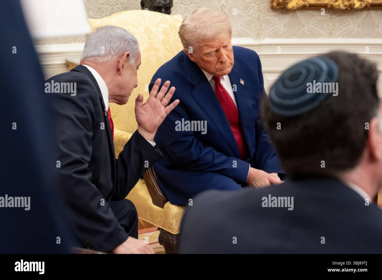 US-Präsident Donald Trump trifft sich am 7. April 2025 im Weißen Haus mit dem israelischen Premierminister Benjamin Netanjahu. (USA) Stockfoto