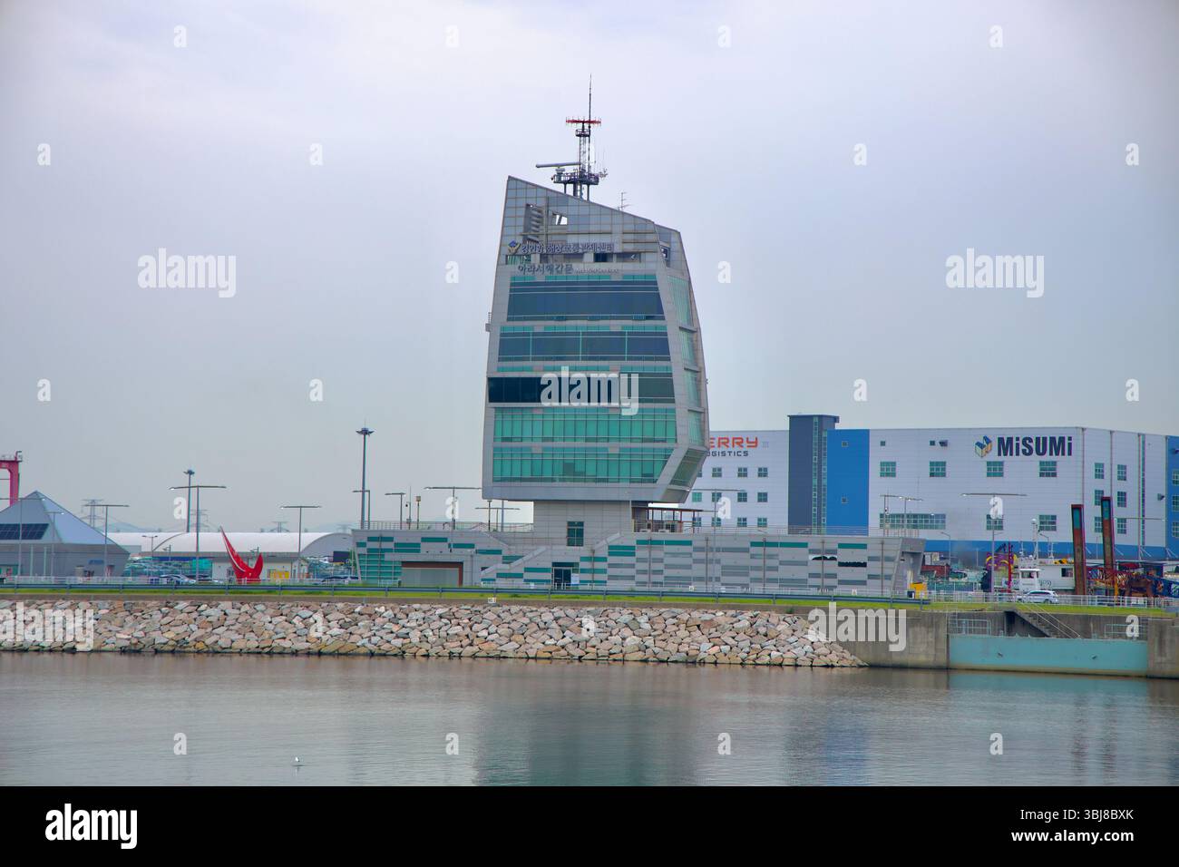 Incheon, Südkorea - 19. Mai 2025: Der Kontrollturm der Ara West Sea Lock steht über dem Gyeongin Ara Waterway und verwaltet den Schiffsverkehr an der Stockfoto