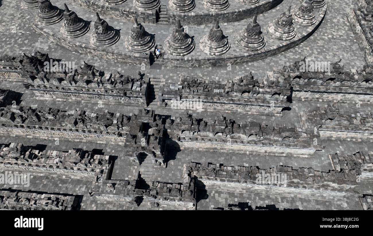Ein atemberaubender Blick aus der Vogelperspektive zeigt die geometrischen Korridore und die komplizierten Terrassen von Borobudur, dem größten buddhistischen Tempel der Welt, der seine antike Schönheit zeigt Stockfoto