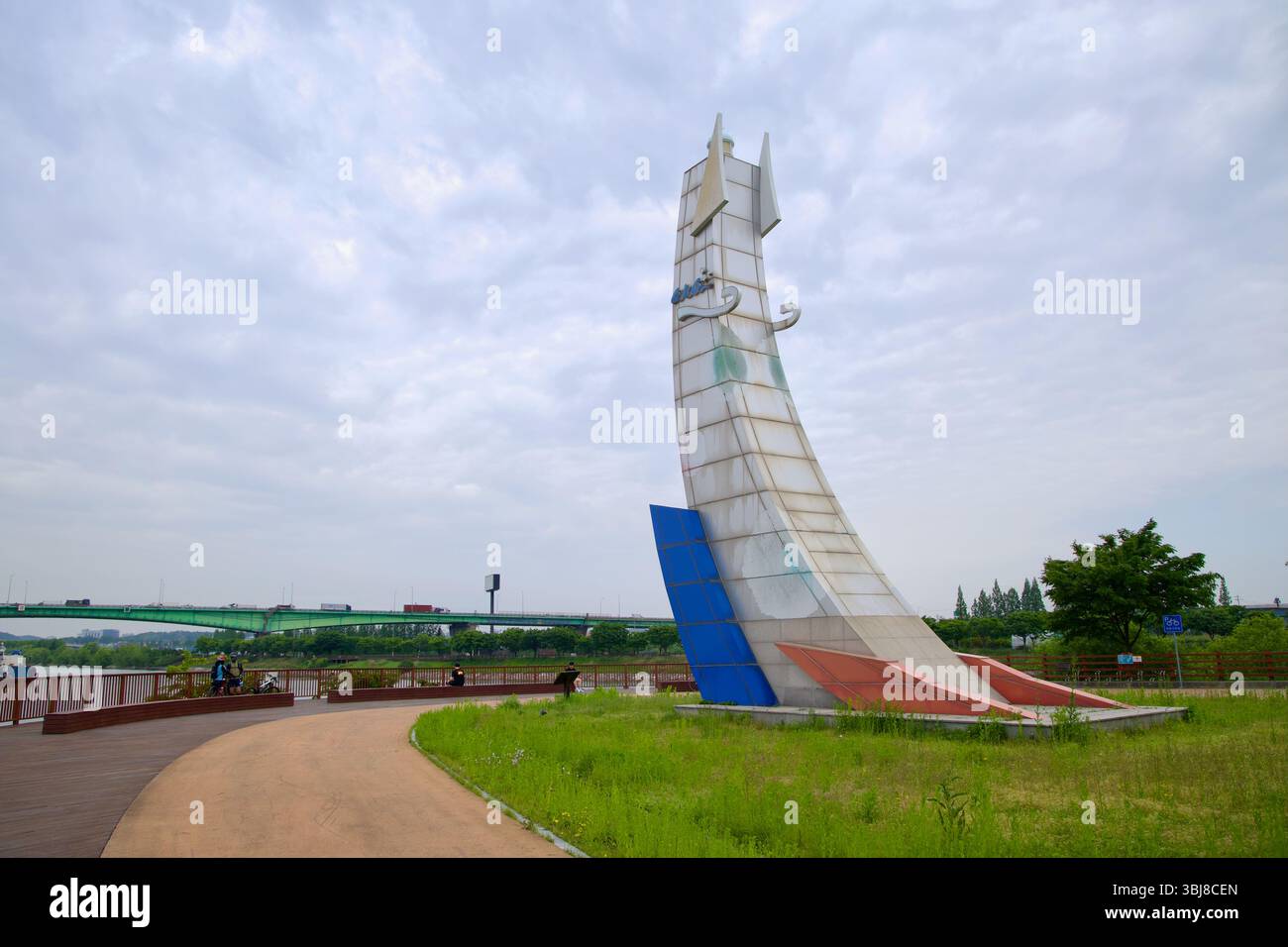 Incheon, Südkorea - 19. Mai 2025: Entlang des Ara Bicycle Path im Duri Ecological Park erhebt sich eine segelartige Skulptur mit dem Ara Canal und Gyulhyund Stockfoto