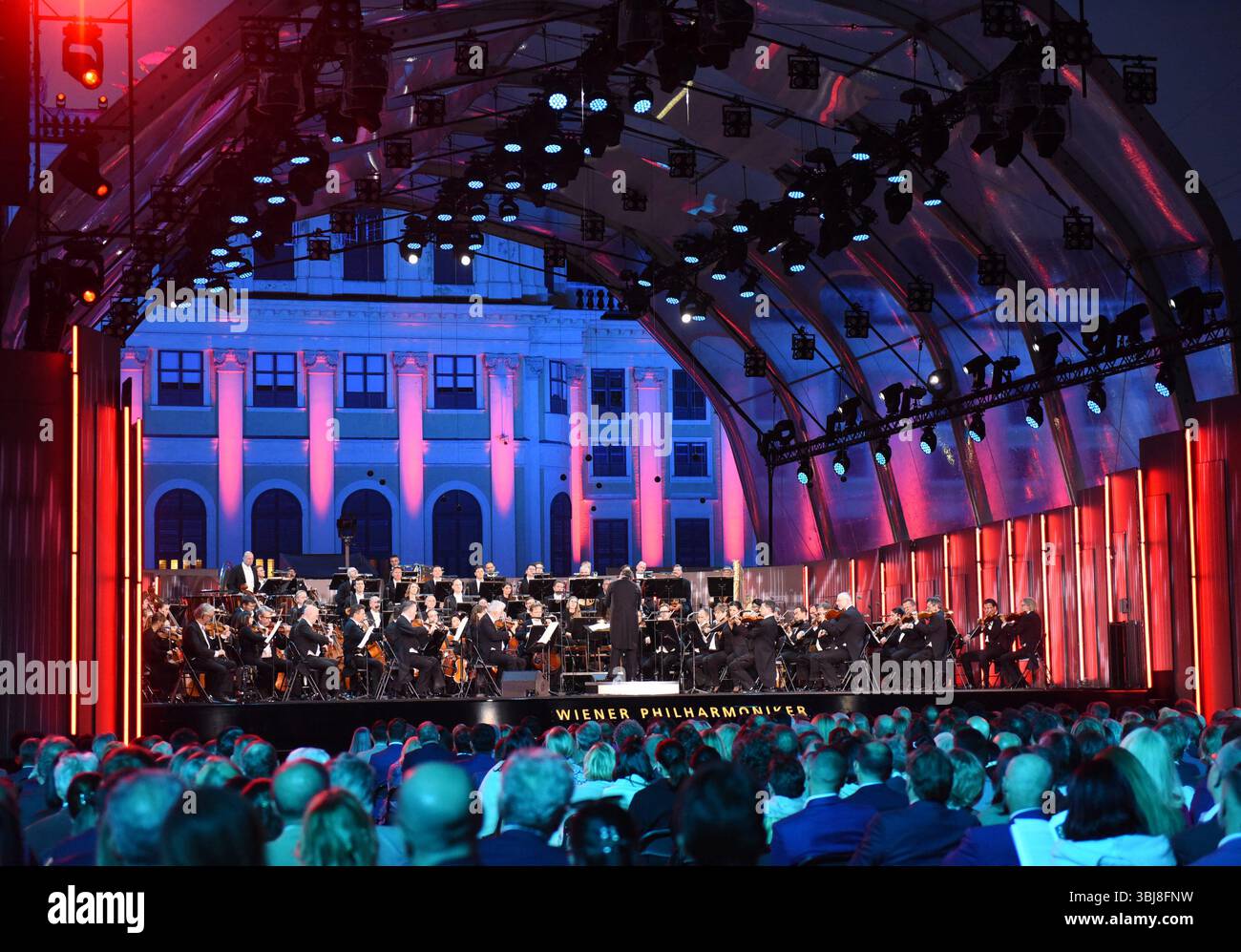 Wien. Juni 2025. Dieses am 13. Juni 2025 aufgenommene Foto zeigt das Sommernachtkonzert 2025 der Wiener Philharmoniker im Park des Schlosses Schönbrunn in Wien. Das Sommernachtkonzert 2025 wurde hier am Freitag von den Wiener Philharmonikern inszeniert. Quelle: He Canling/Xinhua/Alamy Live News Stockfoto