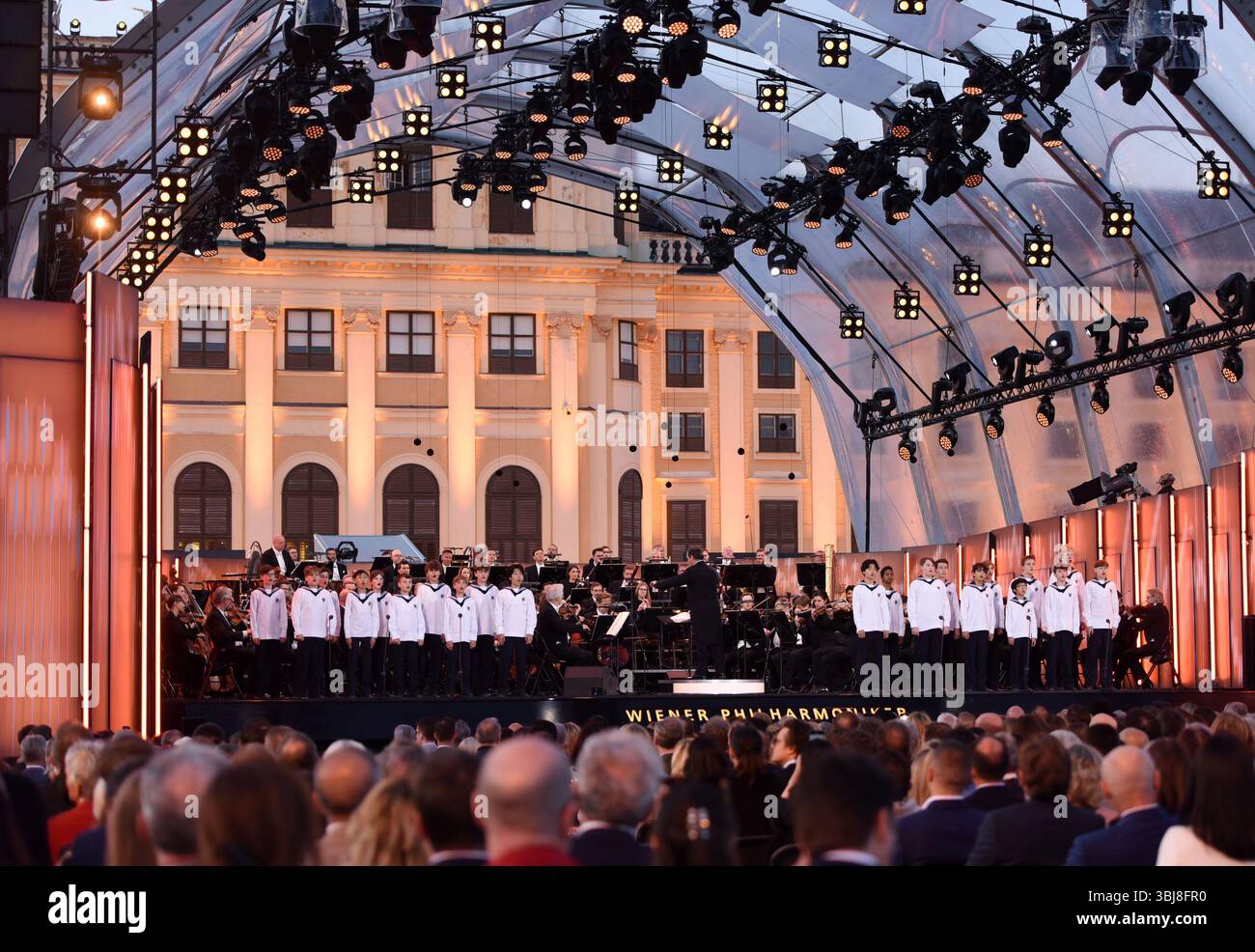 Wien, Österreich. Juni 2025. Die Wiener Philharmoniker treten während des Sommernachtskonzerts 2025 im Park des Schlosses Schönbrunn in Wien auf, Österreich, am 13. Juni 2025. Das Sommernachtkonzert 2025 wurde hier am Freitag von den Wiener Philharmonikern inszeniert. Quelle: He Canling/Xinhua/Alamy Live News Stockfoto