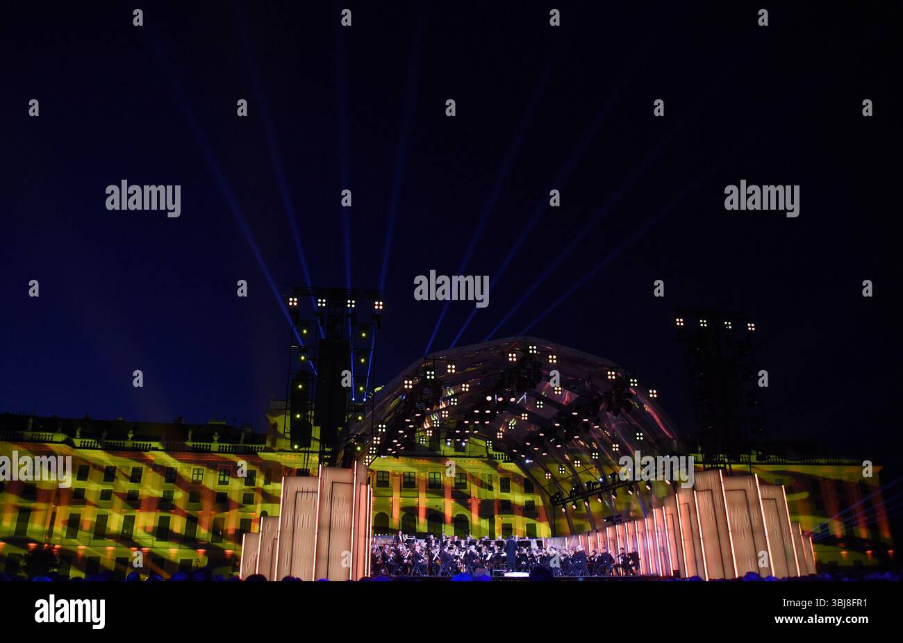Wien. Juni 2025. Dieses am 13. Juni 2025 aufgenommene Foto zeigt das Sommernachtkonzert 2025 der Wiener Philharmoniker im Park des Schlosses Schönbrunn in Wien. Das Sommernachtkonzert 2025 wurde hier am Freitag von den Wiener Philharmonikern inszeniert. Quelle: He Canling/Xinhua/Alamy Live News Stockfoto