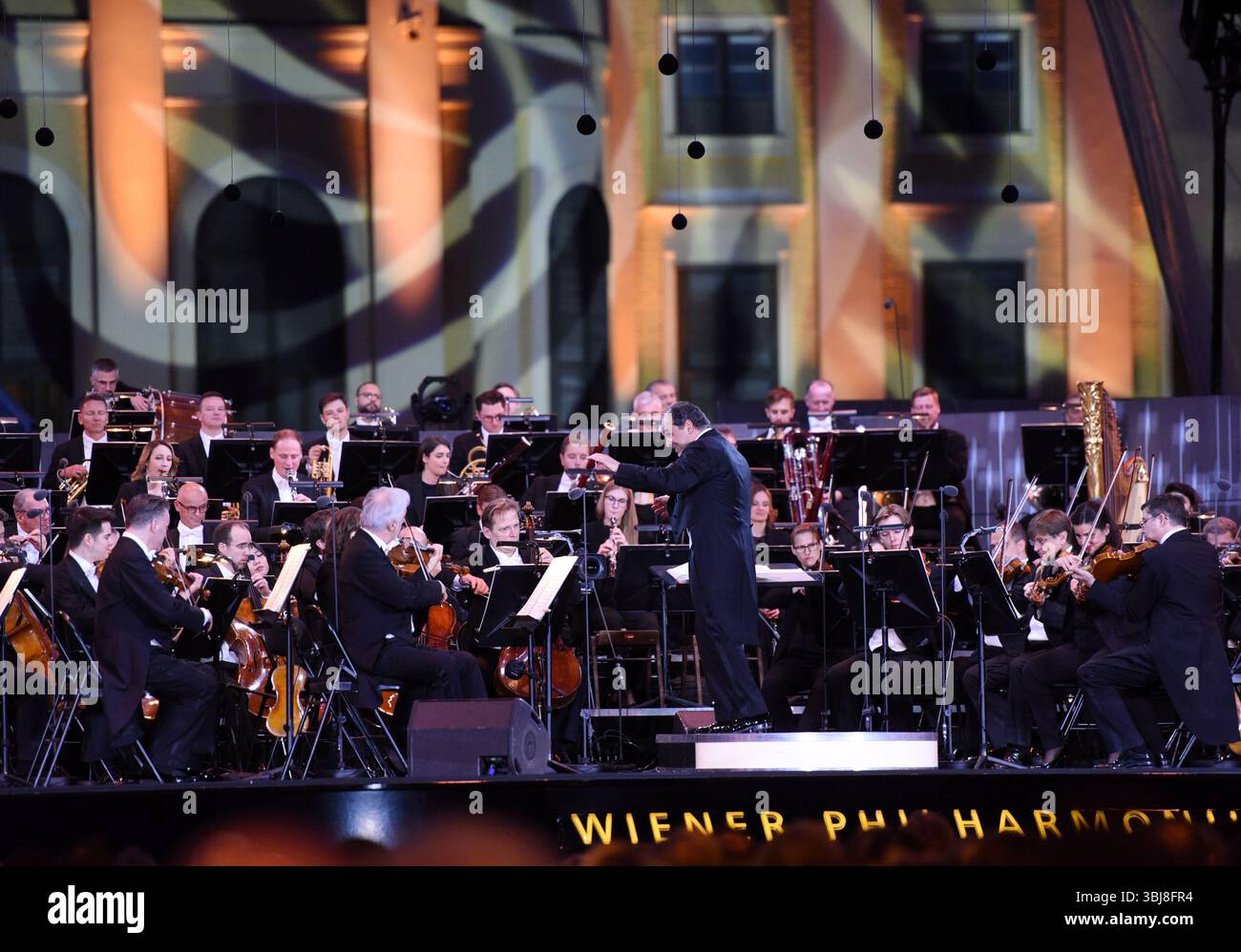 Wien, Österreich. Juni 2025. Die Wiener Philharmoniker treten während des Sommernachtskonzerts 2025 im Park des Schlosses Schönbrunn in Wien auf, Österreich, am 13. Juni 2025. Das Sommernachtkonzert 2025 wurde hier am Freitag von den Wiener Philharmonikern inszeniert. Quelle: He Canling/Xinhua/Alamy Live News Stockfoto