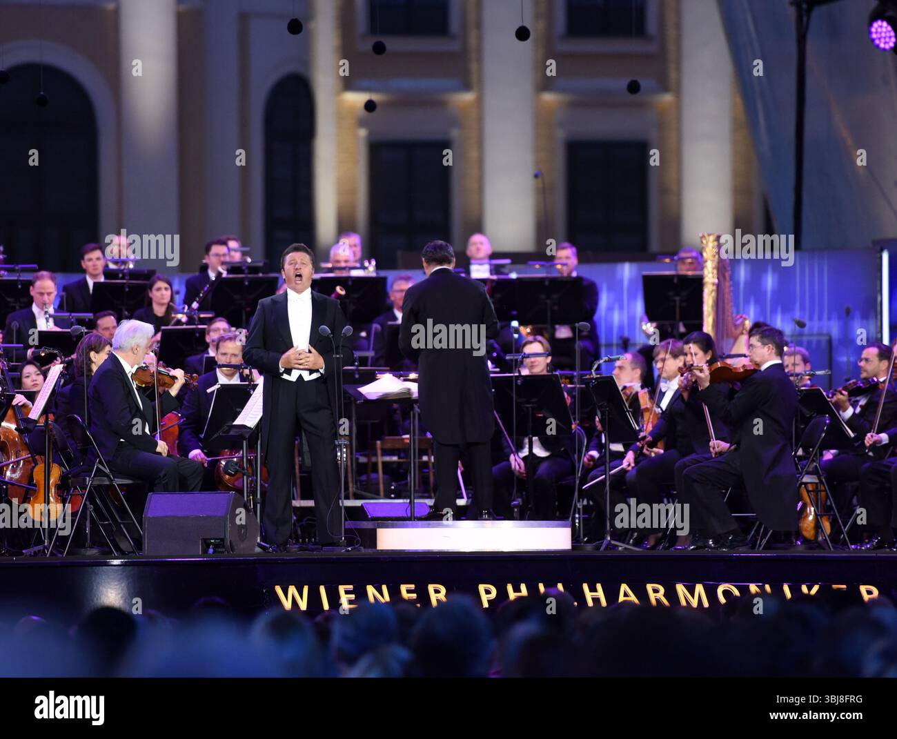 Wien, Österreich. Juni 2025. Piotr Beczala (Front) singt während des Sommernachtkonzerts 2025 im Park des Schlosses Schönbrunn in Wien, Österreich, am 13. Juni 2025. Das Sommernachtkonzert 2025 wurde hier am Freitag von den Wiener Philharmonikern inszeniert. Quelle: He Canling/Xinhua/Alamy Live News Stockfoto
