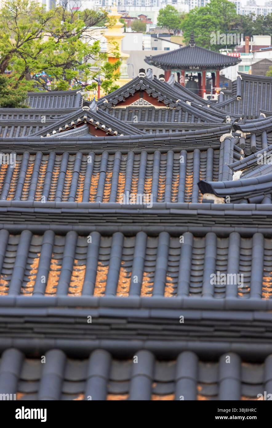 Dächer des Hwaseong-Festungspalastes (UNESCO-Weltkulturerbe), Suwon, Provinz Gyeonggi, Südkorea Stockfoto