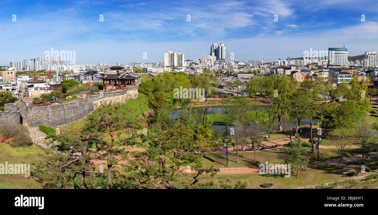 Yongyeon Park und Banghwasuryujeong Pavillon der Hwaseong Festung (UNESCO-Weltkulturerbe), Suwon, Provinz Gyeonggi, Südkorea Stockfoto