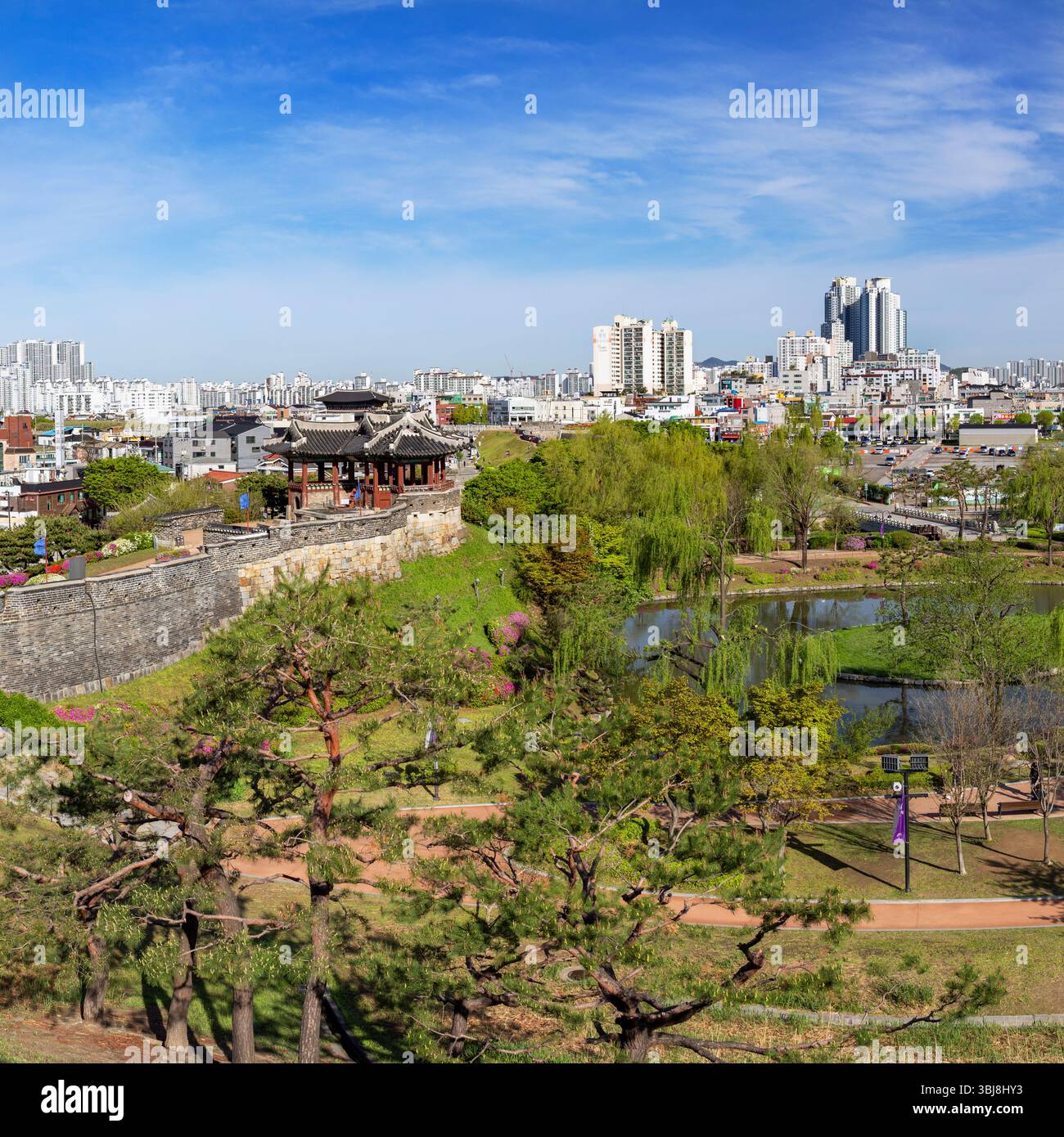 Yongyeon Park und Banghwasuryujeong Pavillon der Hwaseong Festung (UNESCO-Weltkulturerbe), Suwon, Provinz Gyeonggi, Südkorea Stockfoto
