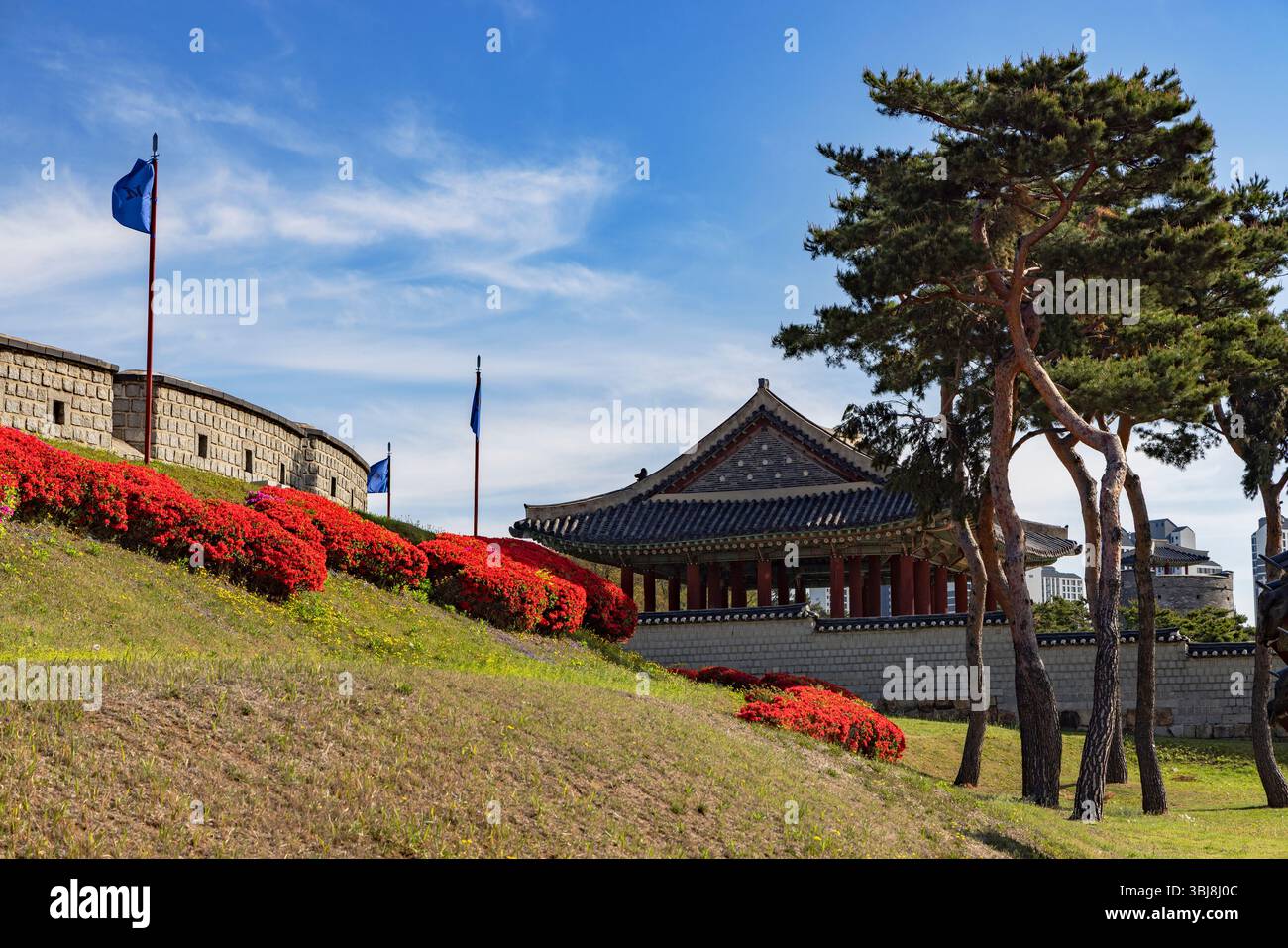 Östlicher Kommandoposten (Dongjangdae) und Stadtmauern der Festung Hwaseong (UNESCO-Weltkulturerbe), Suwon, Provinz Gyeonggi, Südkorea Stockfoto