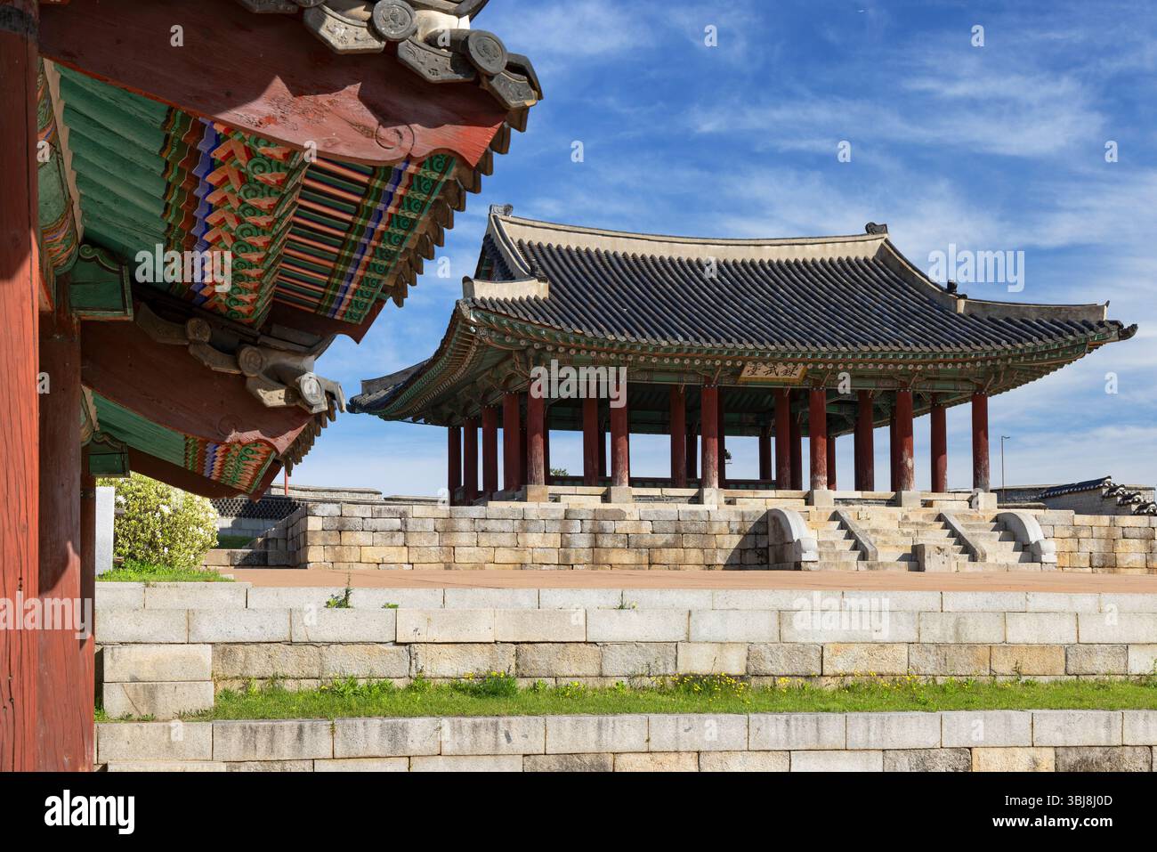 Östlicher Kommandoposten (Dongjangdae) und Stadtmauern der Festung Hwaseong (UNESCO-Weltkulturerbe), Suwon, Provinz Gyeonggi, Südkorea Stockfoto