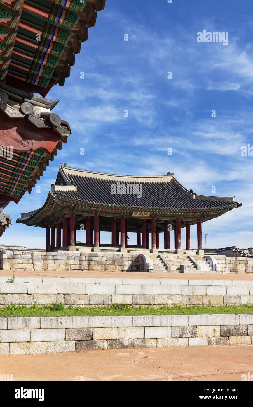 Östlicher Kommandoposten (Dongjangdae) und Stadtmauern der Festung Hwaseong (UNESCO-Weltkulturerbe), Suwon, Provinz Gyeonggi, Südkorea Stockfoto