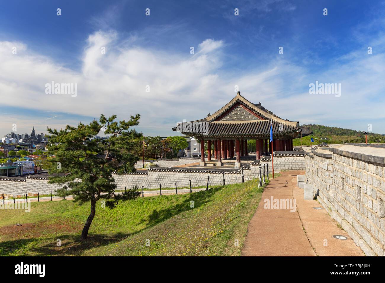Östlicher Kommandoposten (Dongjangdae) und Stadtmauern der Festung Hwaseong (UNESCO-Weltkulturerbe), Suwon, Provinz Gyeonggi, Südkorea Stockfoto