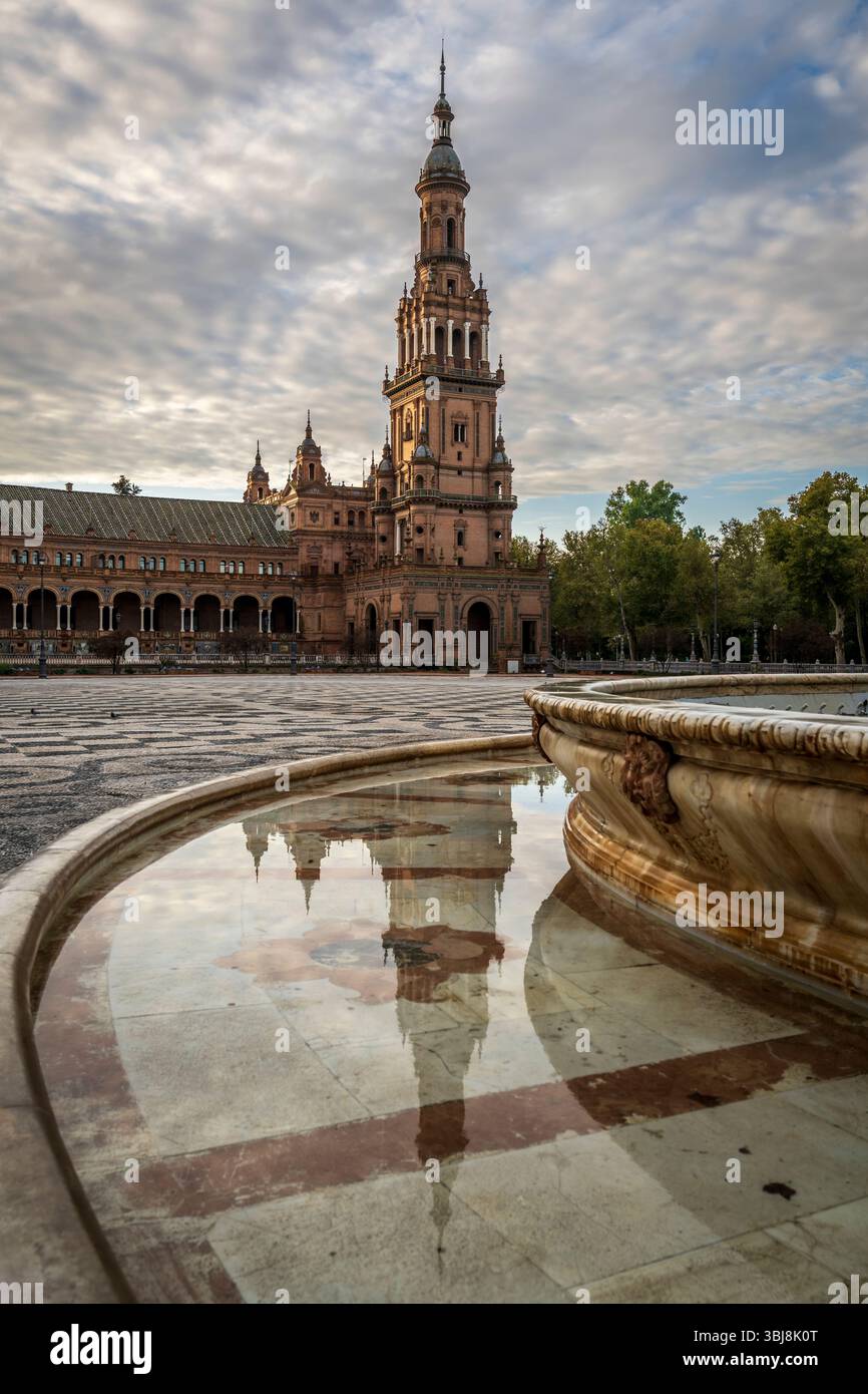 Reflexionen an der Plaza de Espana, Sevilla, Andalusien, Spanien, bei Sonnenaufgang Stockfoto
