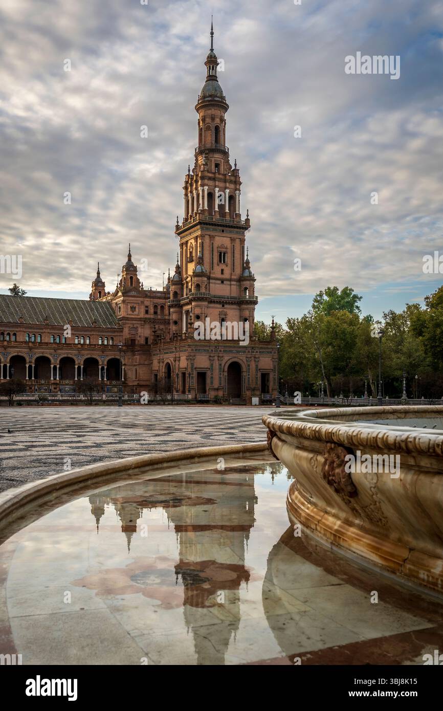 Reflexionen an der Plaza de Espana, Sevilla, Andalusien, Spanien, bei Sonnenaufgang Stockfoto