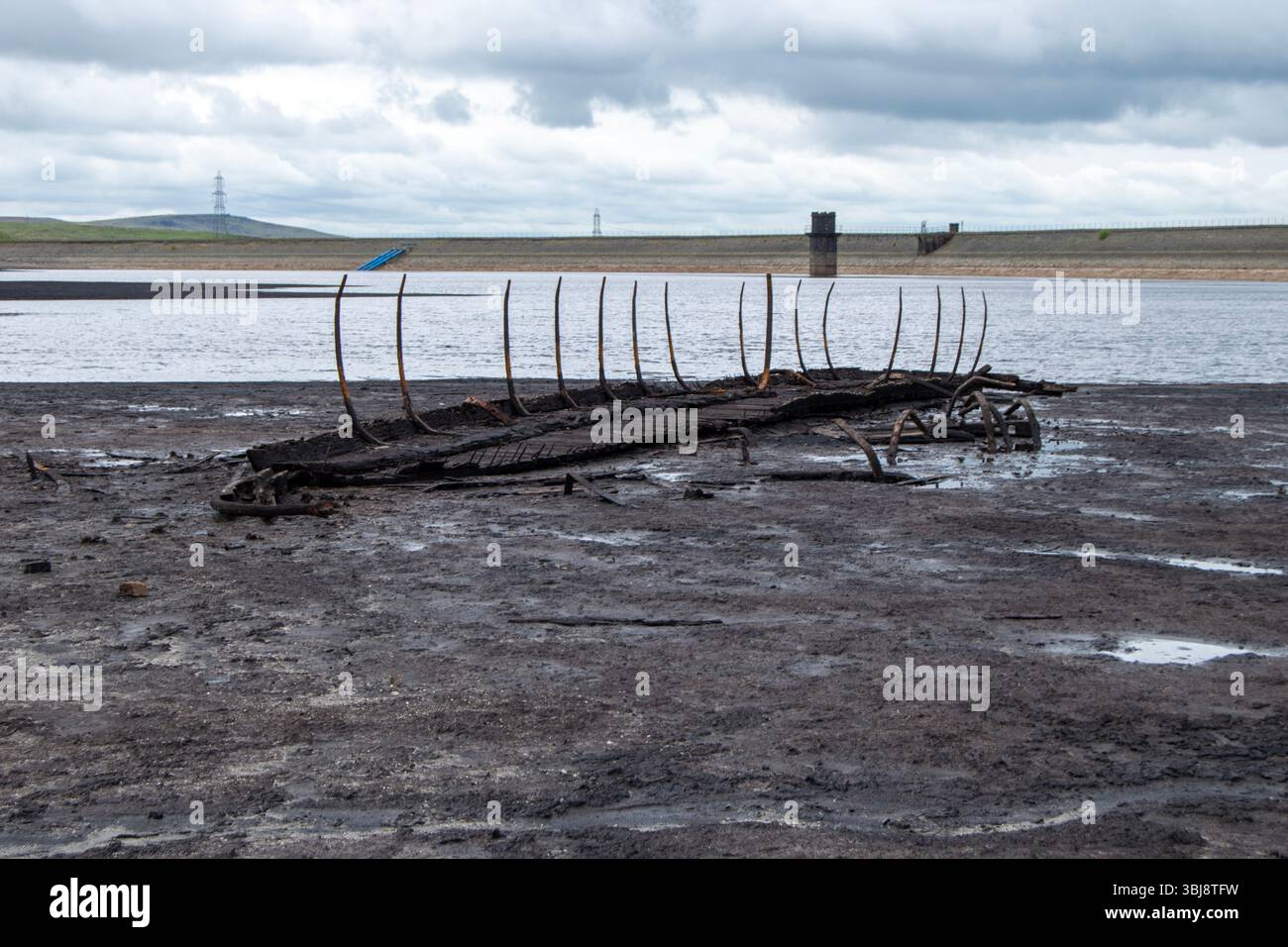 Wrackteile eines Bootes, das bei niedrigem Wasserstand im Warland Reservoir in Yorkshire entdeckt wurde. Eine deutliche Erinnerung an Dürre. Stockfoto