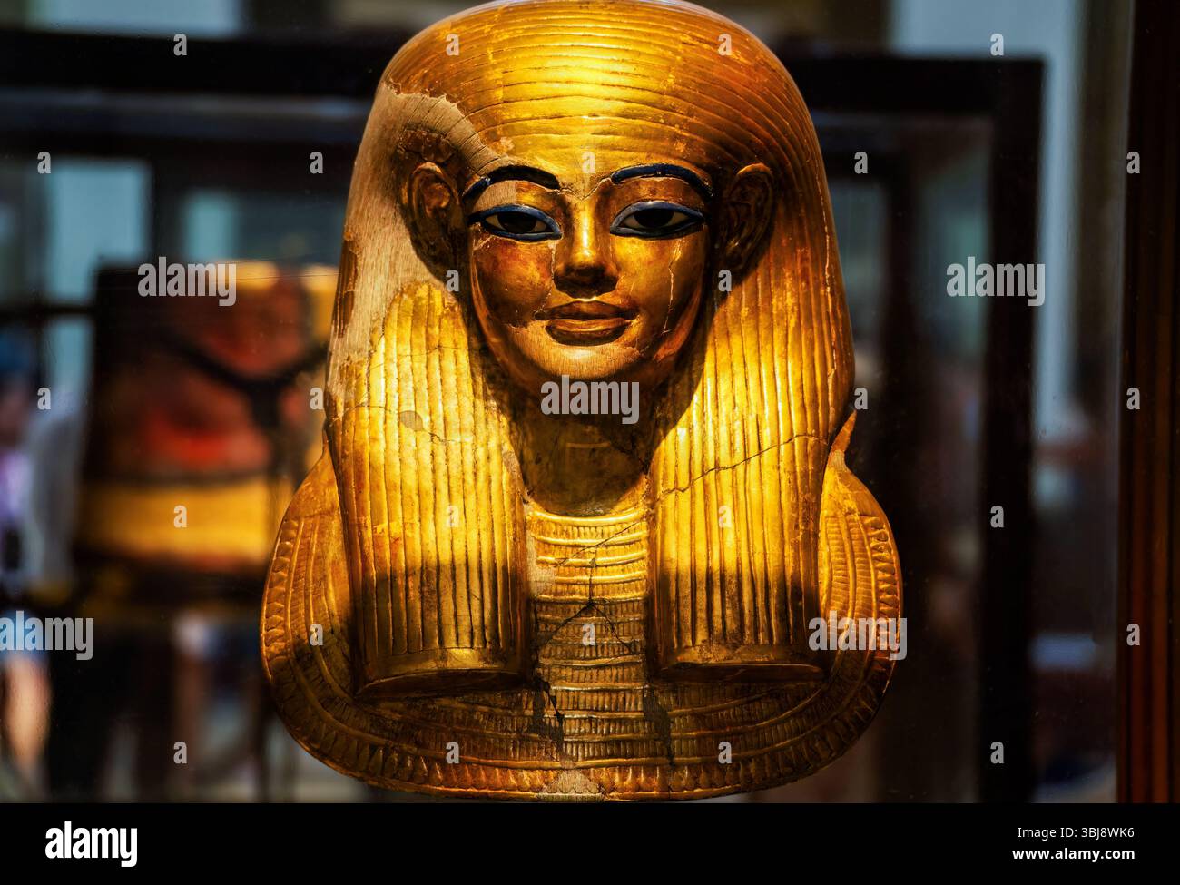 Die berühmte goldene Grabmaske von Tutanchamun, ein Meisterwerk der alten ägyptischen Kunst, glänzt unter den Lichtern des Museums. Stockfoto