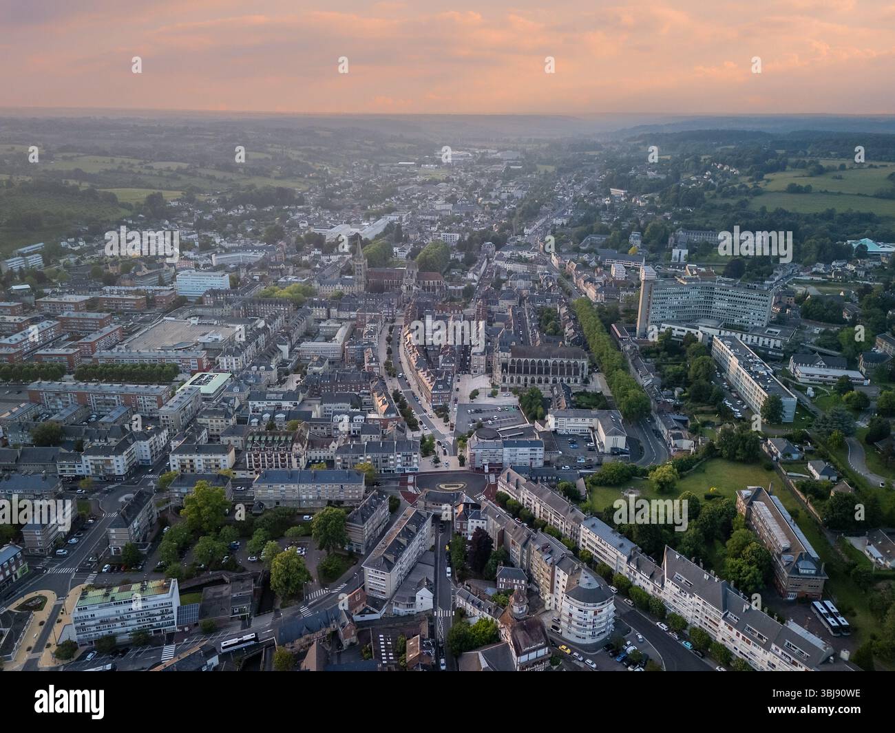Abendlicher Flug Über Lisieux City, Normandie, Frankreich Stockfoto