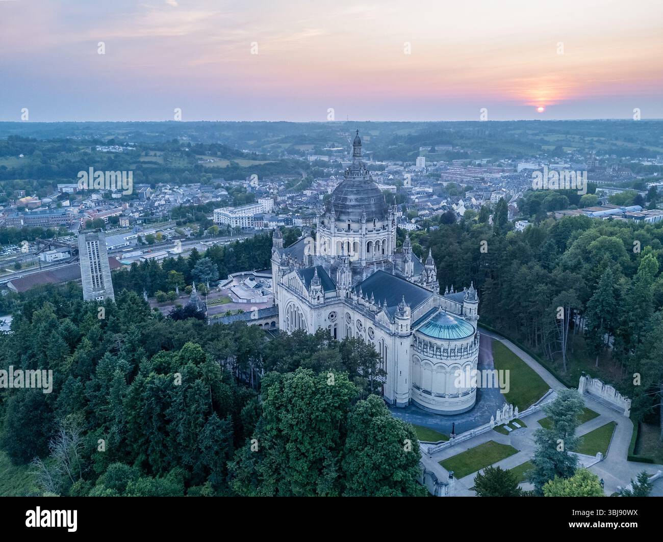 Abendlicher Flug Über Lisieux City, Normandie, Frankreich Stockfoto