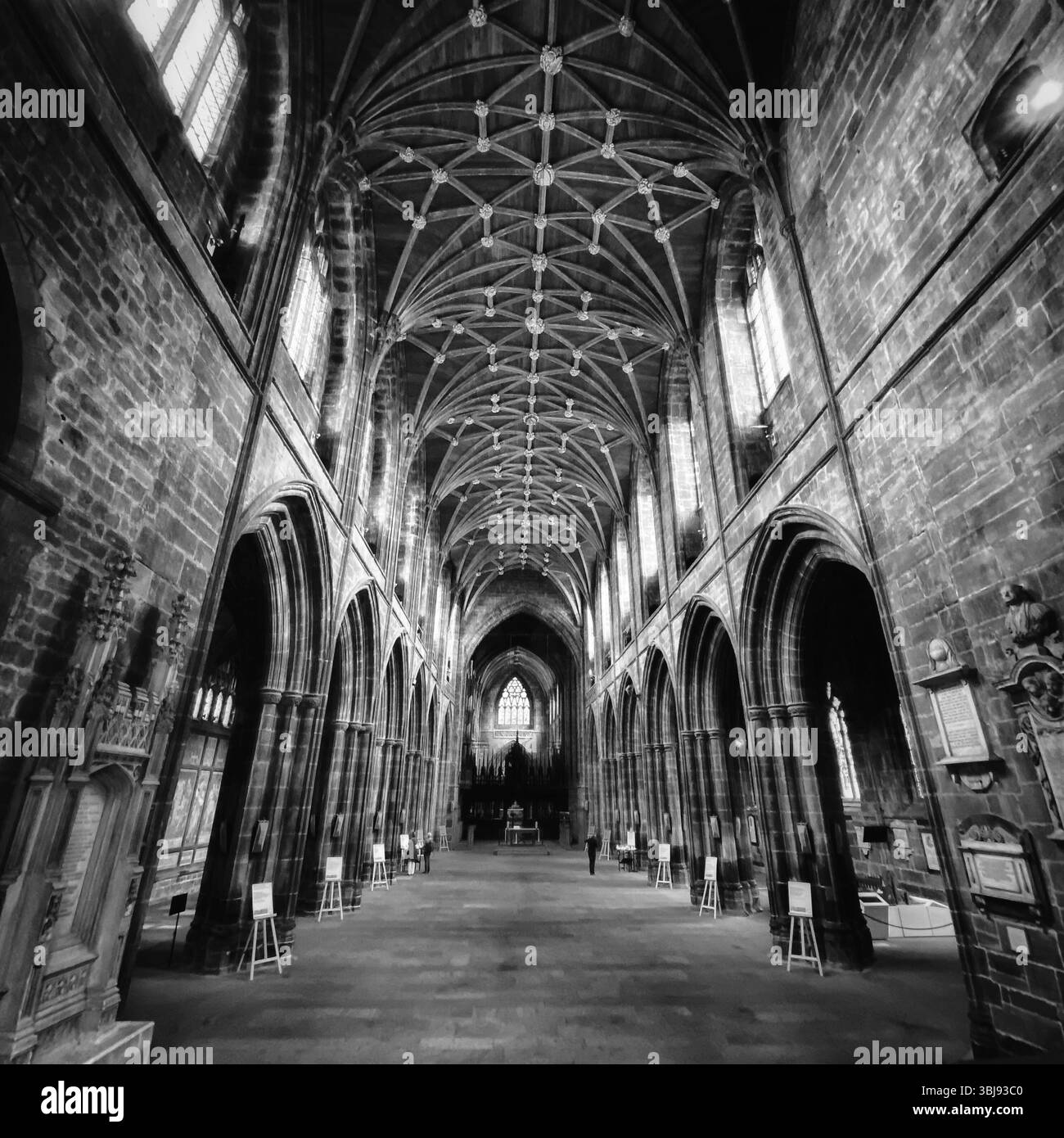 Chester Cathedral Interior, Cheshire, England, in stimmungsvollem Schwarz-weiß, 5. August 2020. Atemberaubendes Beispiel gotischer Kirchenarchitektur. - Smartphone-aufgenommenes Stockfoto