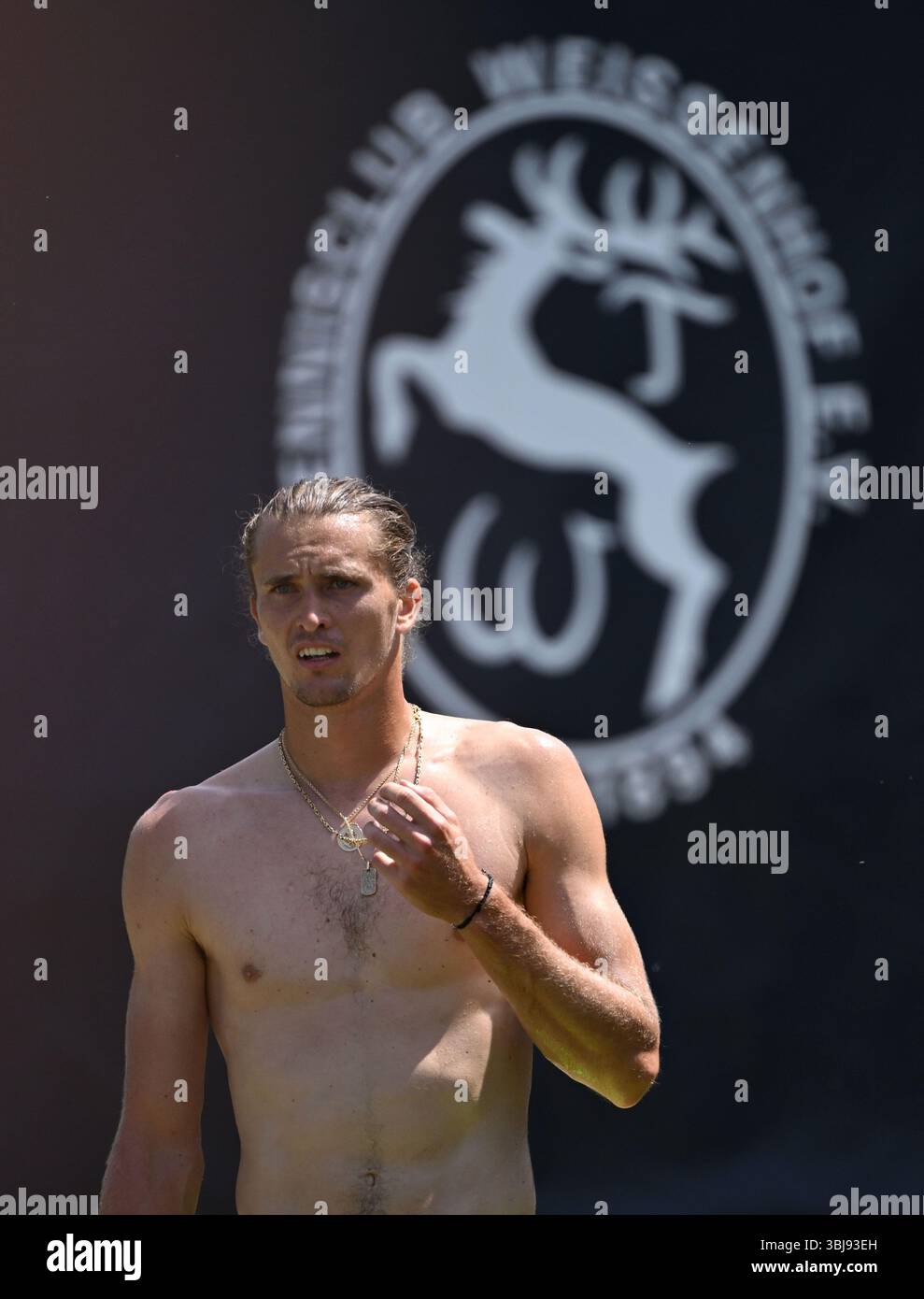 Stuttgart, Deutschland. Juni 2025. Tennis: ATP Tour - Stuttgart, Singles, Herren, Halbfinale. Alexander Zverev in der Ausbildung. Quelle: Marijan Murat/dpa/Alamy Live News Stockfoto