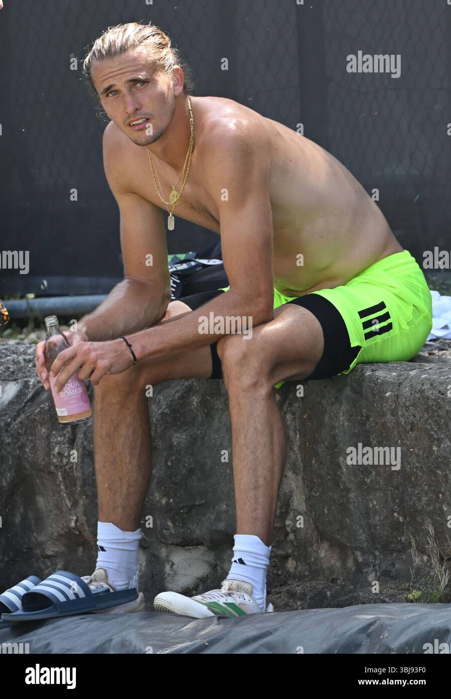 Stuttgart, Deutschland. Juni 2025. Tennis: ATP Tour - Stuttgart, Singles, Herren, Halbfinale. Alexander Zverev in der Ausbildung. Quelle: Marijan Murat/dpa/Alamy Live News Stockfoto