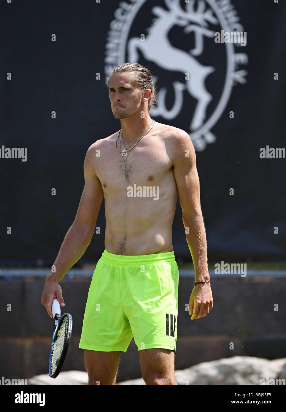 Stuttgart, Deutschland. Juni 2025. Tennis: ATP Tour - Stuttgart, Singles, Herren, Halbfinale. Alexander Zverev in der Ausbildung. Quelle: Marijan Murat/dpa/Alamy Live News Stockfoto