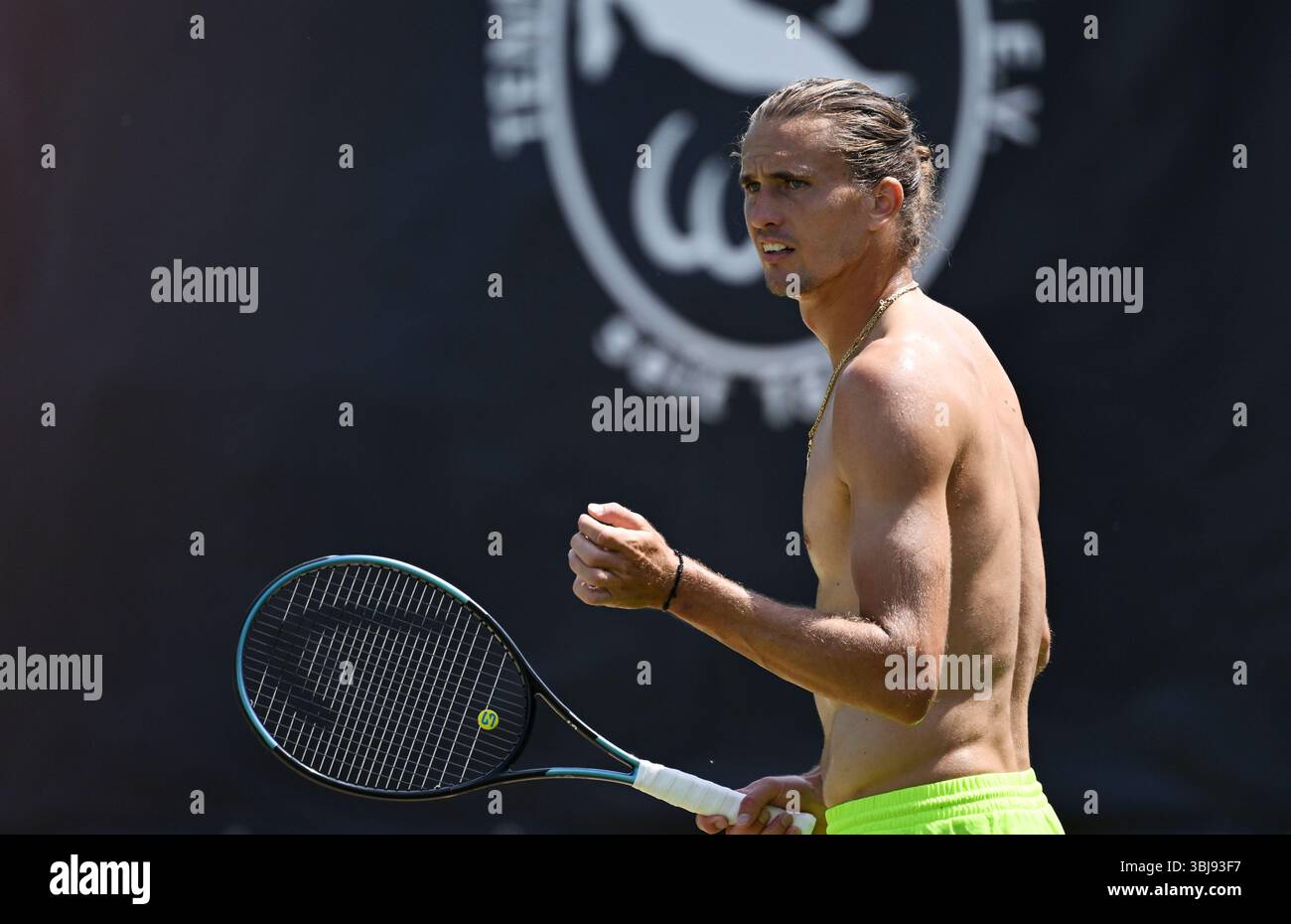 Stuttgart, Deutschland. Juni 2025. Tennis: ATP Tour - Stuttgart, Singles, Herren, Halbfinale. Alexander Zverev im Training. Quelle: Marijan Murat/dpa/Alamy Live News Stockfoto