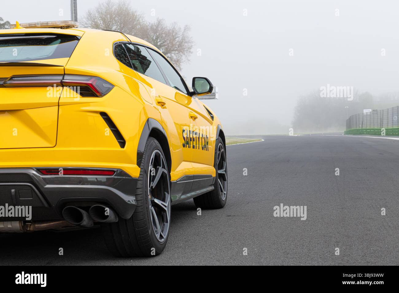 Sicherheitsfahrzeugrückansicht, die an einem nebeligen Tag auf der Rennstrecke steht. Vallelunga Rennwochenende, Rom, Italien, 6. april 2025 Stockfoto