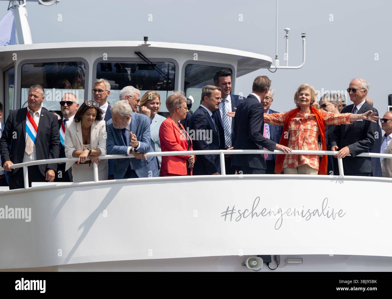 Schengen, Luxemburg. Juni 2025. Marie-Astrid von Luxemburg (r), Namensvetter des restaurierten Motorschiffes Prinzessin Marie-Astrid Europa, spreizt bei der Zeremonie zum 40. Jahrestag der Unterzeichnung des Schengener Abkommens ihre Arme. Vertreter Deutschlands, Frankreichs und der Benelux-Staaten unterzeichneten in Schengen (Luxemburg) das Schengener Übereinkommen über die schrittweise Abschaffung der Personenkontrollen an ihren gemeinsamen Grenzen. Quelle: Harald Tittel/dpa/Alamy Live News Stockfoto