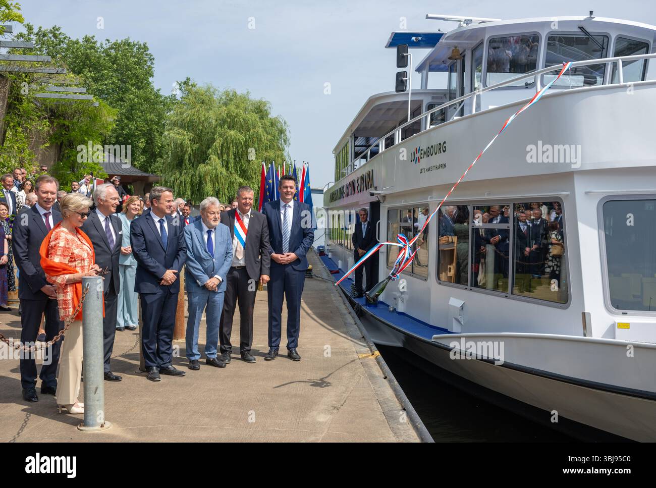 Schengen, Luxemburg. Juni 2025. Marie-Astrid von Luxemburg, die dem restaurierten Motorschiff Prinzessin Marie-Astrid Europa ihren Namen gab, tauft das Schiff bei der Zeremonie zum 40. Jahrestag des Schengener Abkommens. Vertreter Deutschlands, Frankreichs und der Benelux-Staaten unterzeichneten in Schengen (Luxemburg) das Schengener Übereinkommen über die schrittweise Abschaffung der Personenkontrollen an ihren gemeinsamen Grenzen. Quelle: Harald Tittel/dpa/Alamy Live News Stockfoto