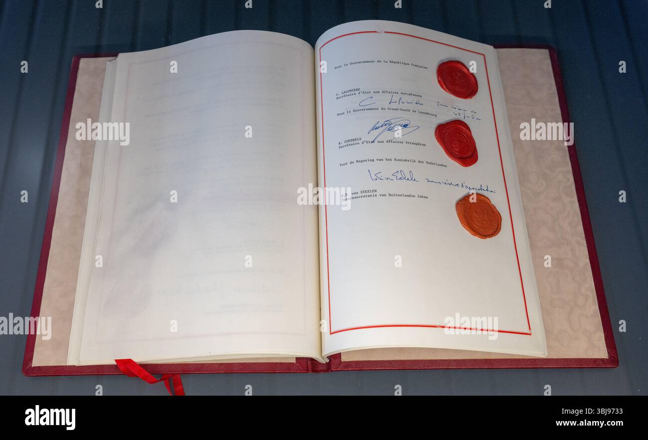 Schengen, Luxemburg. Juni 2025. Das Dokument über die Unterzeichnung des Schengener Abkommens ist auf dem restaurierten Schiff "Princess Marie-Astrid" ausgestellt. Der vertrag wurde auf dem Schiff unterzeichnet. Zahlreiche Politiker aus den EU-staaten kamen anlässlich der Zeremonie zum 40. Jahrestag der Unterzeichnung des Schengener Abkommens zusammen. Quelle: Harald Tittel/dpa/Alamy Live News Stockfoto