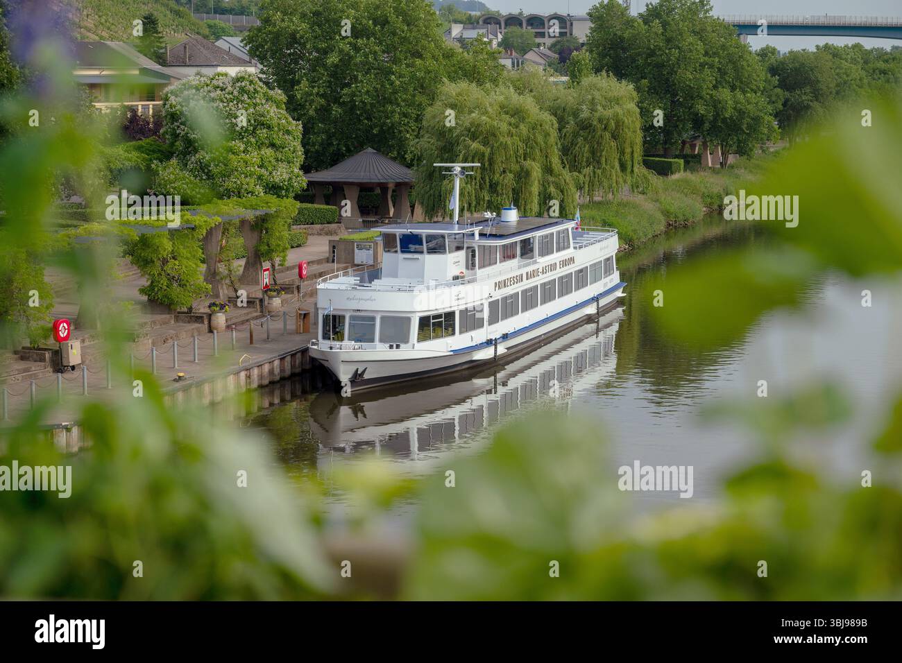 14. Juni 2025, Luxemburg, Schengen: Die restaurierte Prinzessin Marie-Astrid, die jetzt Prinzessin Marie-Astrid Europa getauft wurde, liegt an einem Steg an der Mosel in Schengen. Dort findet die Zeremonie zum 40. Jahrestag der Unterzeichnung des Schengener Abkommens statt. Deutschland, Frankreich und die Benelux-Länder haben in Schengen (Luxemburg) das Schengener Übereinkommen über die schrittweise Abschaffung der Identitätskontrollen an ihren gemeinsamen Grenzen unterzeichnet. Anlässlich des Jubiläums findet in Schengen an der Mosel in Luxemburg eine Zeremonie statt, bei der auch das neu gestaltete Europäische Museum eröffnet wird. Foto: Stockfoto