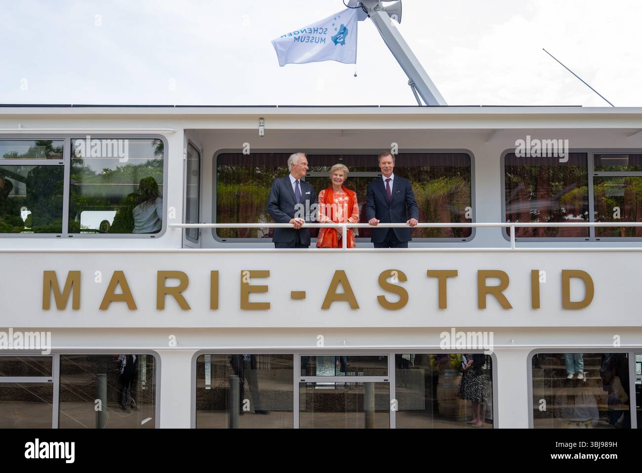 14. Juni 2025, Luxemburg, Schengen: Großherzog Henri von Luxemburg (r-l), Prinzessin Marie-Astrid und ihr Ehemann Christian von Österreich stehen auf der restaurierten Prinzessin Marie-Astrid Europa bei der Zeremonie zum 40. Jahrestag der Unterzeichnung des Schengener Abkommens. Deutschland, Frankreich und die Benelux-Länder haben in Schengen (Luxemburg) das Schengener Übereinkommen über die schrittweise Abschaffung der Identitätskontrollen an ihren gemeinsamen Grenzen unterzeichnet. Anlässlich des Jubiläums findet in Schengen an der Mosel in Luxemburg eine Zeremonie statt, bei der auch das neu gestaltete Europäische Museum eröffnet wird. Foto: Har Stockfoto