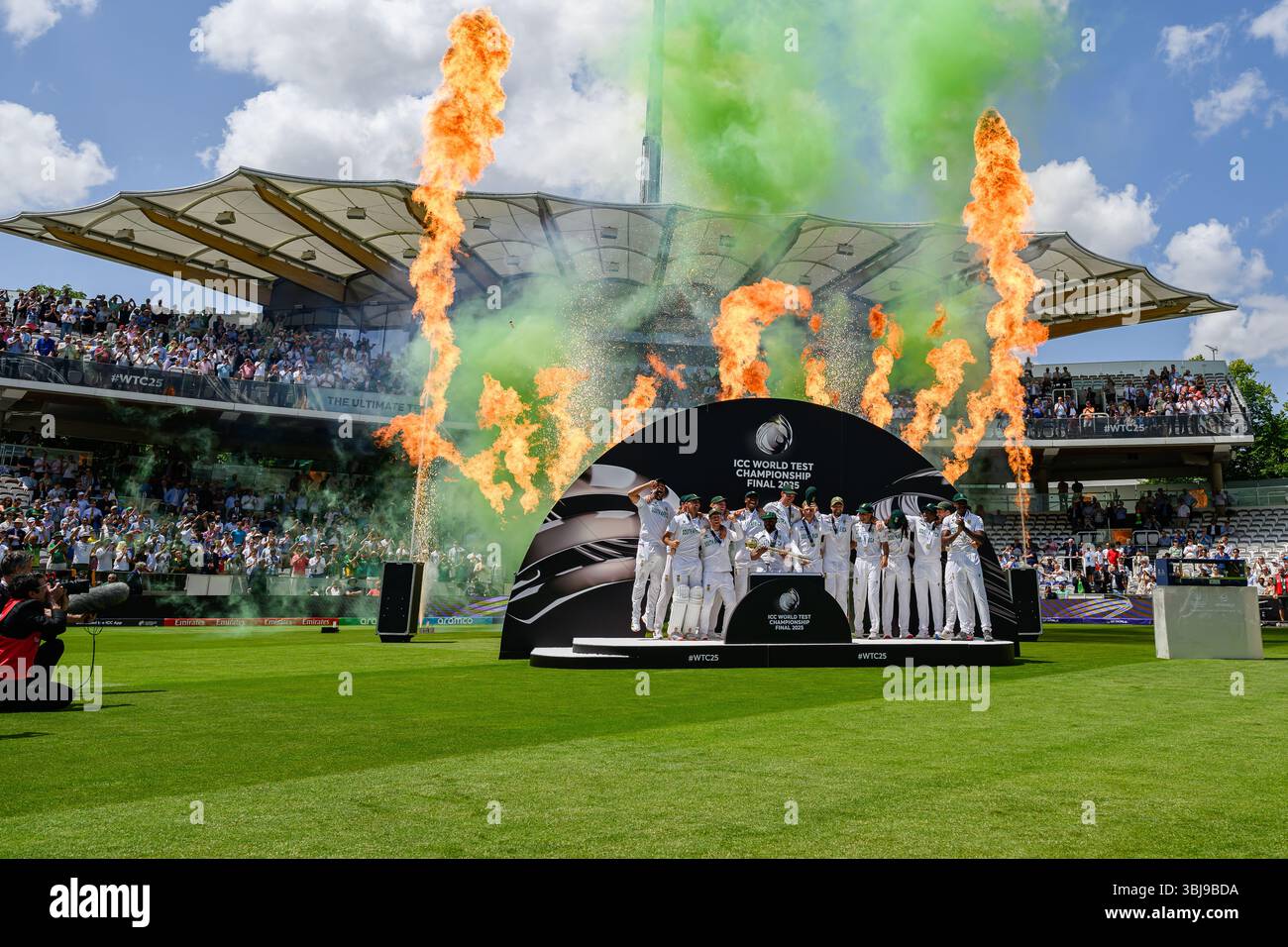 LONDON, VEREINIGTES KÖNIGREICH. 14. Juni: Südafrika-Team feiert nach dem Sieg des Spiels gegen Australien beim 2025 Finale der ICC World Test Championship Australien gegen Südafrika am Samstag, den 14. Juni 2025 in LONDON, GROSSBRITANNIEN. Quelle: Taka Wu/Alamy Live News Stockfoto
