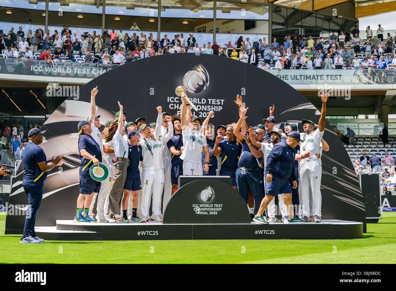 LONDON, VEREINIGTES KÖNIGREICH. 14. Juni: Südafrika-Team feiert nach dem Sieg des Spiels gegen Australien beim 2025 Finale der ICC World Test Championship Australien gegen Südafrika am Samstag, den 14. Juni 2025 in LONDON, GROSSBRITANNIEN. Quelle: Taka Wu/Alamy Live News Stockfoto