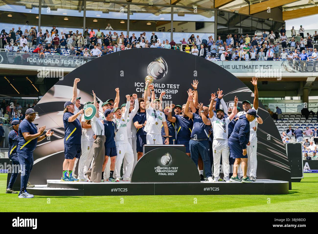 LONDON, VEREINIGTES KÖNIGREICH. 14. Juni: Südafrika-Team feiert nach dem Sieg des Spiels gegen Australien beim 2025 Finale der ICC World Test Championship Australien gegen Südafrika am Samstag, den 14. Juni 2025 in LONDON, GROSSBRITANNIEN. Quelle: Taka Wu/Alamy Live News Stockfoto