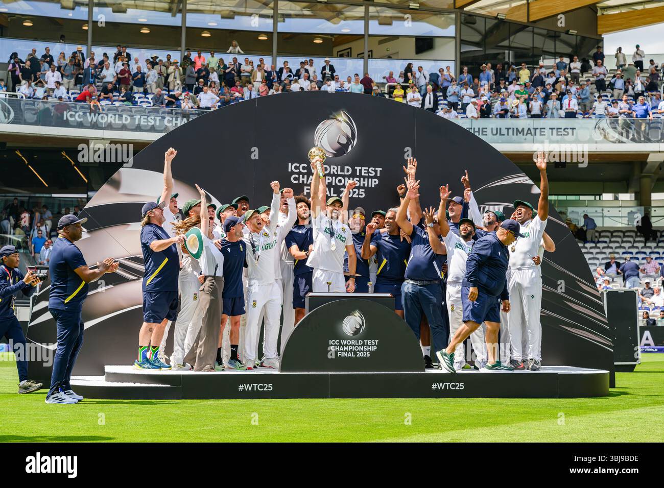 LONDON, VEREINIGTES KÖNIGREICH. 14. Juni: Südafrika-Team feiert nach dem Sieg des Spiels gegen Australien beim 2025 Finale der ICC World Test Championship Australien gegen Südafrika am Samstag, den 14. Juni 2025 in LONDON, GROSSBRITANNIEN. Quelle: Taka Wu/Alamy Live News Stockfoto
