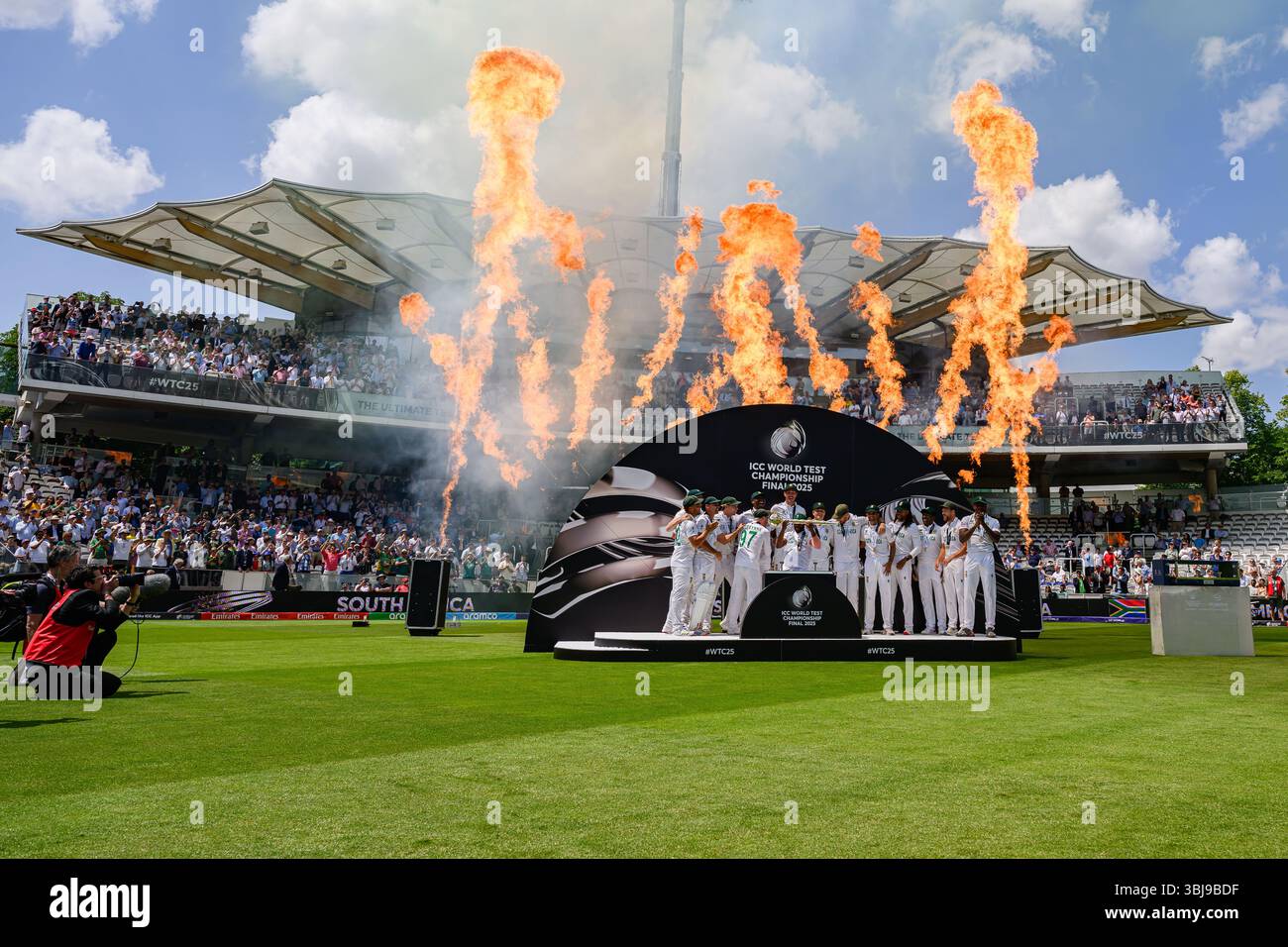 LONDON, VEREINIGTES KÖNIGREICH. 14. Juni: Südafrika-Team feiert nach dem Sieg des Spiels gegen Australien beim 2025 Finale der ICC World Test Championship Australien gegen Südafrika am Samstag, den 14. Juni 2025 in LONDON, GROSSBRITANNIEN. Quelle: Taka Wu/Alamy Live News Stockfoto
