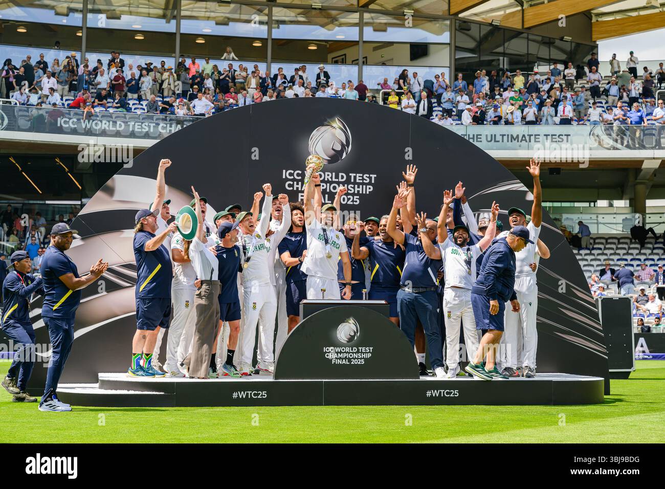 LONDON, VEREINIGTES KÖNIGREICH. 14. Juni: Südafrika-Team feiert nach dem Sieg des Spiels gegen Australien beim 2025 Finale der ICC World Test Championship Australien gegen Südafrika am Samstag, den 14. Juni 2025 in LONDON, GROSSBRITANNIEN. Quelle: Taka Wu/Alamy Live News Stockfoto