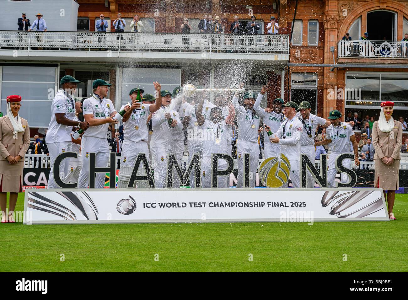 LONDON, VEREINIGTES KÖNIGREICH. 14. Juni: Südafrika-Team feiert nach dem Sieg des Spiels gegen Australien beim 2025 Finale der ICC World Test Championship Australien gegen Südafrika am Samstag, den 14. Juni 2025 in LONDON, GROSSBRITANNIEN. Quelle: Taka Wu/Alamy Live News Stockfoto