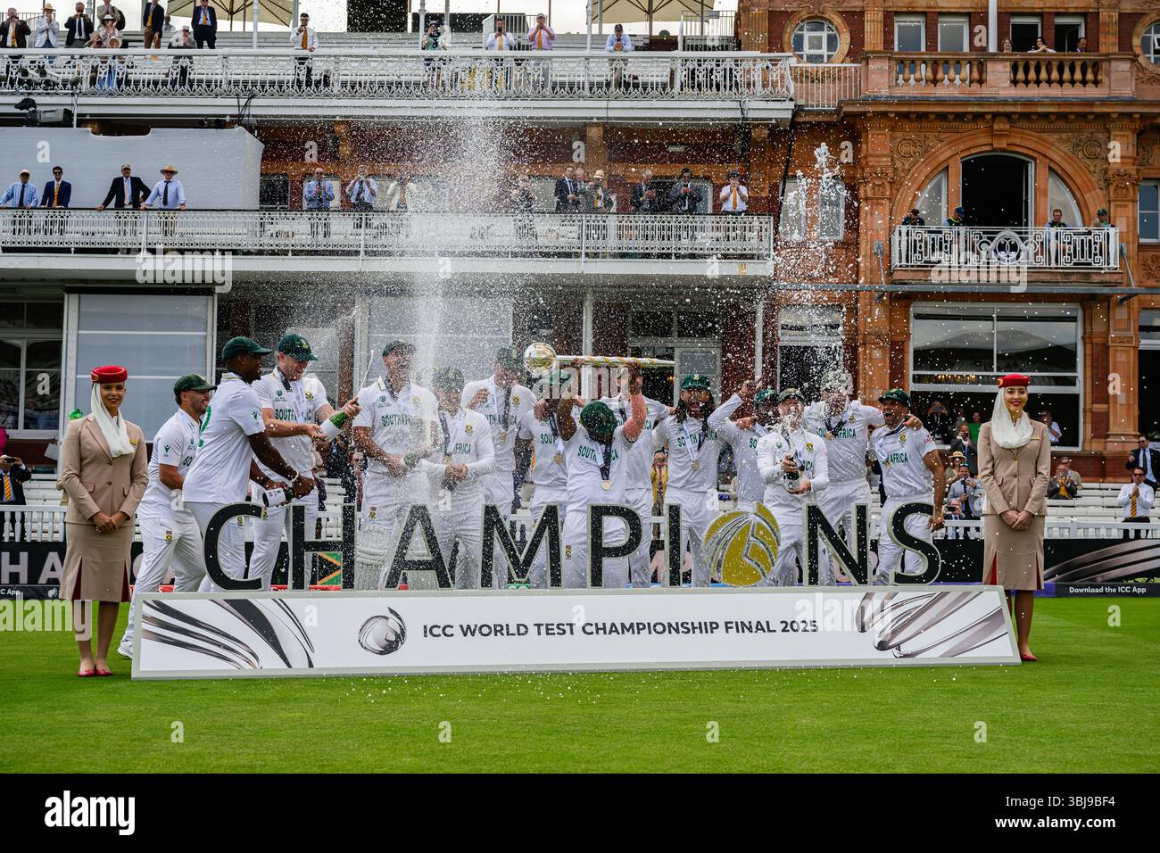 LONDON, VEREINIGTES KÖNIGREICH. 14. Juni: Südafrika-Team feiert nach dem Sieg des Spiels gegen Australien beim 2025 Finale der ICC World Test Championship Australien gegen Südafrika am Samstag, den 14. Juni 2025 in LONDON, GROSSBRITANNIEN. Quelle: Taka Wu/Alamy Live News Stockfoto