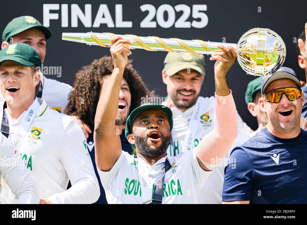 LONDON, VEREINIGTES KÖNIGREICH. 14. Juni: Südafrika-Team feiert nach dem Sieg des Spiels gegen Australien beim 2025 Finale der ICC World Test Championship Australien gegen Südafrika am Samstag, den 14. Juni 2025 in LONDON, GROSSBRITANNIEN. Quelle: Taka Wu/Alamy Live News Stockfoto