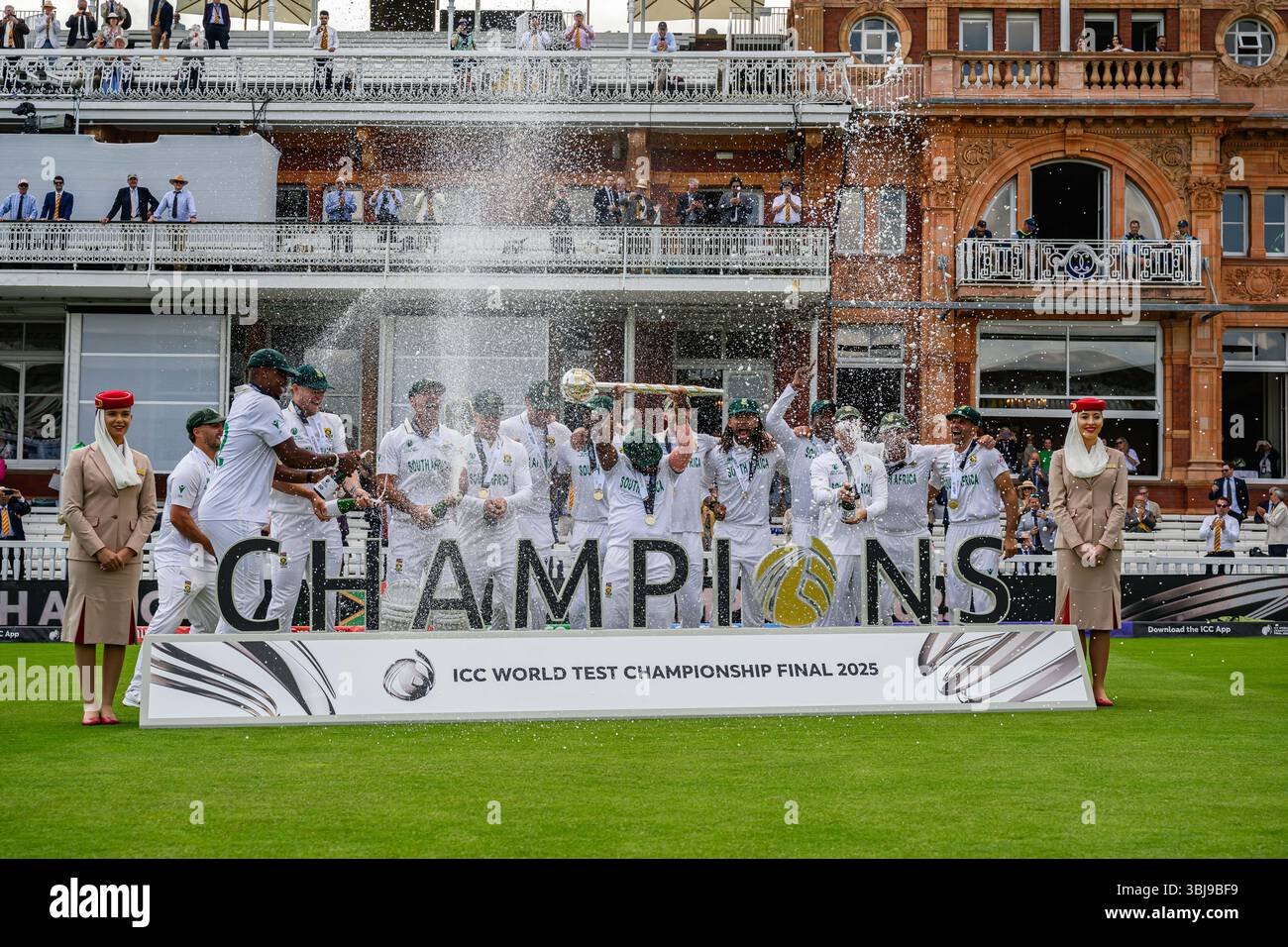 LONDON, VEREINIGTES KÖNIGREICH. 14. Juni: Südafrika-Team feiert nach dem Sieg des Spiels gegen Australien beim 2025 Finale der ICC World Test Championship Australien gegen Südafrika am Samstag, den 14. Juni 2025 in LONDON, GROSSBRITANNIEN. Quelle: Taka Wu/Alamy Live News Stockfoto