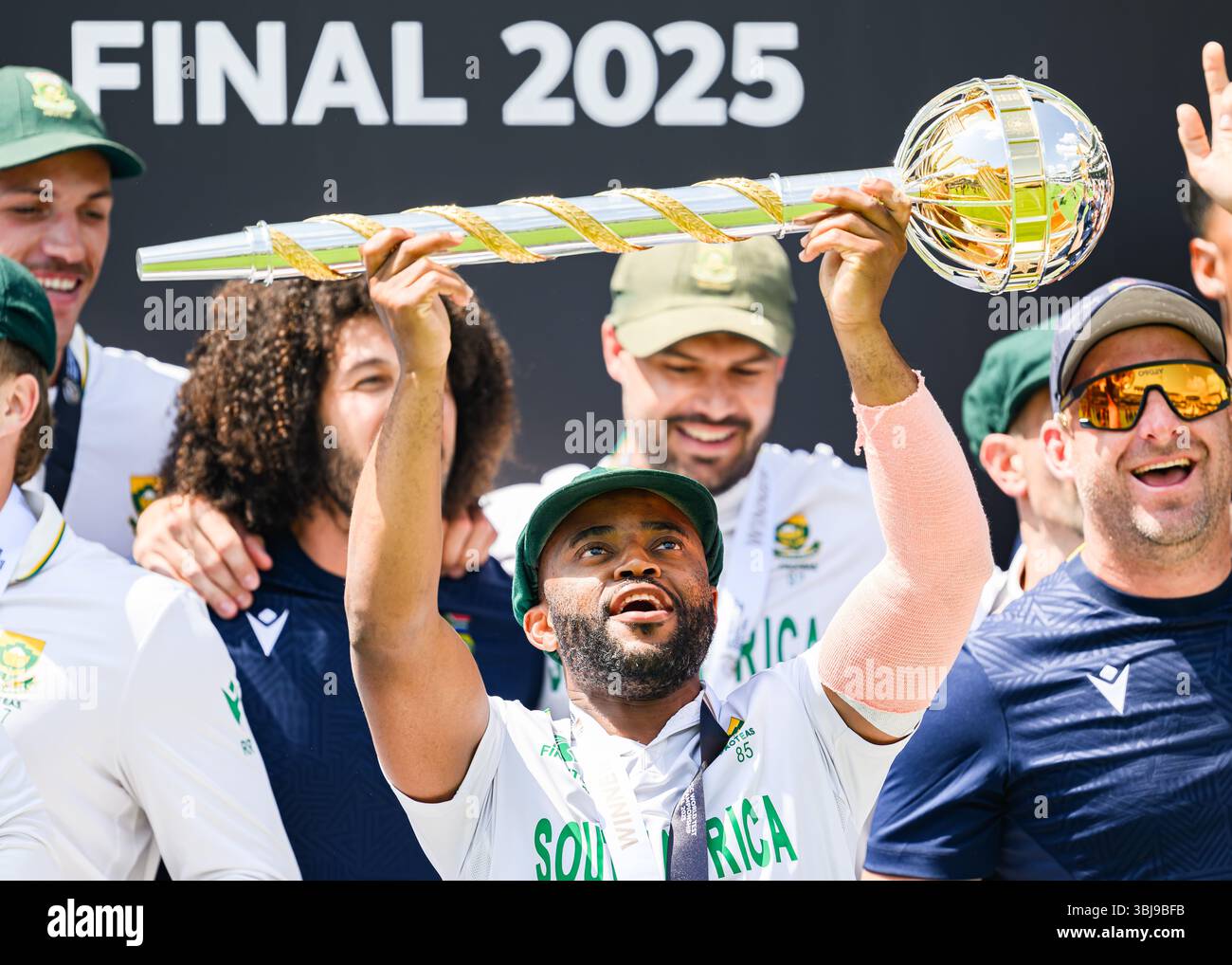 LONDON, VEREINIGTES KÖNIGREICH. 14. Juni: Südafrika-Team feiert nach dem Sieg des Spiels gegen Australien beim 2025 Finale der ICC World Test Championship Australien gegen Südafrika am Samstag, den 14. Juni 2025 in LONDON, GROSSBRITANNIEN. Quelle: Taka Wu/Alamy Live News Stockfoto