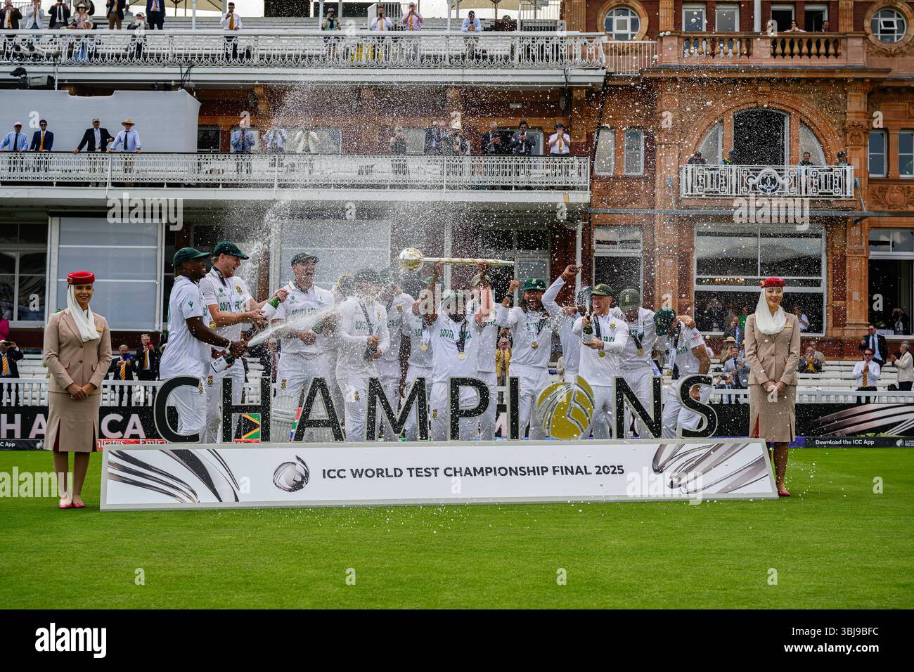 LONDON, VEREINIGTES KÖNIGREICH. 14. Juni: Südafrika-Team feiert nach dem Sieg des Spiels gegen Australien beim 2025 Finale der ICC World Test Championship Australien gegen Südafrika am Samstag, den 14. Juni 2025 in LONDON, GROSSBRITANNIEN. Quelle: Taka Wu/Alamy Live News Stockfoto
