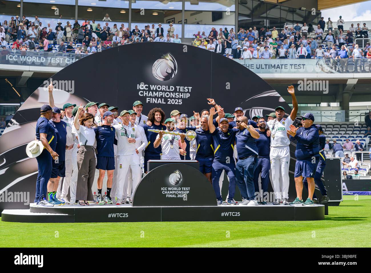 LONDON, VEREINIGTES KÖNIGREICH. 14. Juni: Südafrika-Team feiert nach dem Sieg des Spiels gegen Australien beim 2025 Finale der ICC World Test Championship Australien gegen Südafrika am Samstag, den 14. Juni 2025 in LONDON, GROSSBRITANNIEN. Quelle: Taka Wu/Alamy Live News Stockfoto