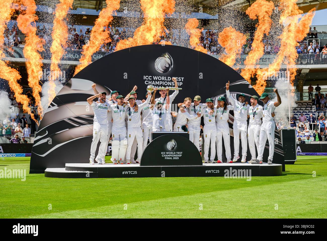 LONDON, VEREINIGTES KÖNIGREICH. 14. Juni: Südafrika-Team feiert nach dem Sieg des Spiels gegen Australien beim 2025 Finale der ICC World Test Championship Australien gegen Südafrika am Samstag, den 14. Juni 2025 in LONDON, GROSSBRITANNIEN. Quelle: Taka Wu/Alamy Live News Stockfoto