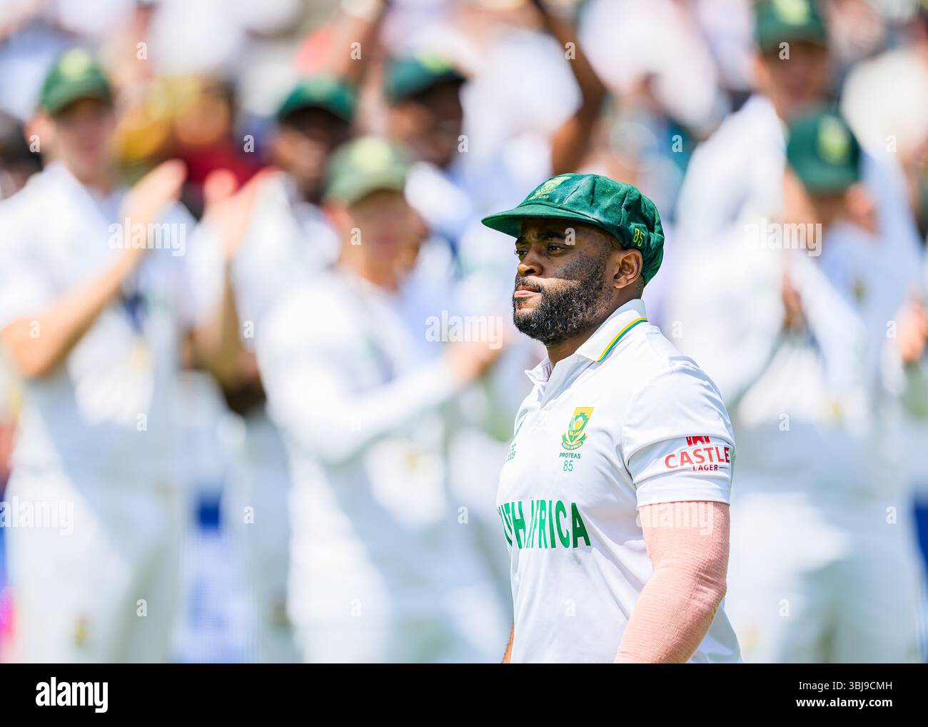 LONDON, VEREINIGTES KÖNIGREICH. 14. Juni: Temba Bavuma aus Südafrika (Kapitän) wurde von seinen Teamkollegen gratuliert, nachdem er das Spiel gegen Australien beim Finale der ICC World Test Championship Australien gegen Südafrika 2025 auf dem Lord's Cricket Ground am Samstag, den 14. Juni 2025 in LONDON gewonnen hatte. Quelle: Taka Wu/Alamy Live News Stockfoto